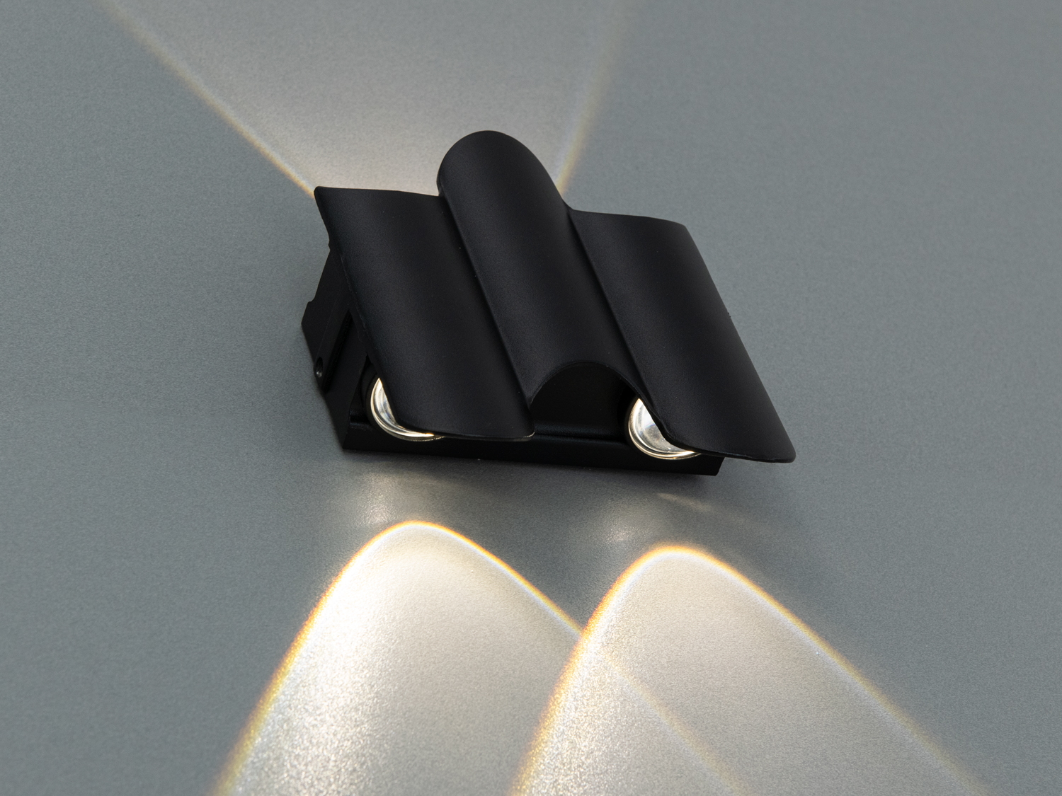 Настінний світильник з чорного металу, горизонтальне розташування, двостороннє освітлення, підходить для акцентного освітлення в кімнаті.