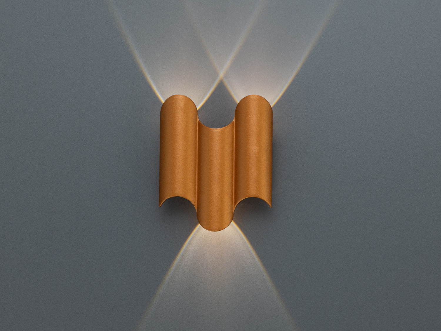 Світильник настінний з хвилястим дизайном, що випромінює світло в чотирьох напрямках. Підходить для акцентного освітлення в кімнаті.