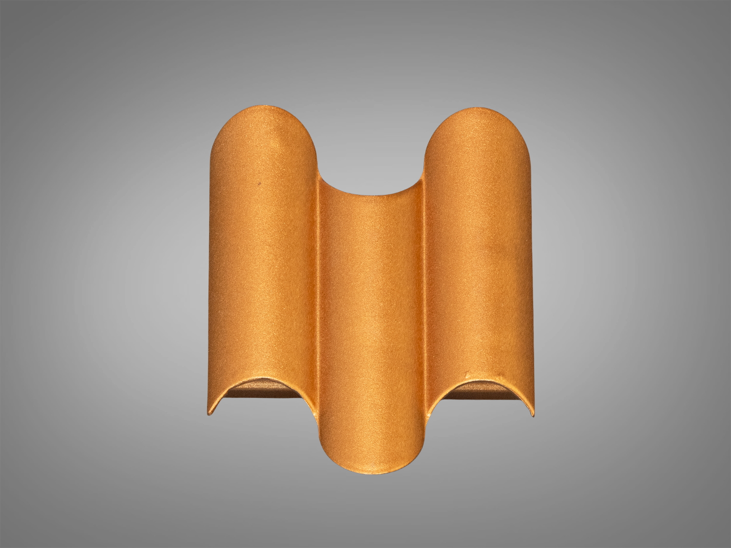 Металевий світильник з гладкою поверхнею, без увімкненого світла. Використовується для декоративного освітлення в сучасних приміщеннях.