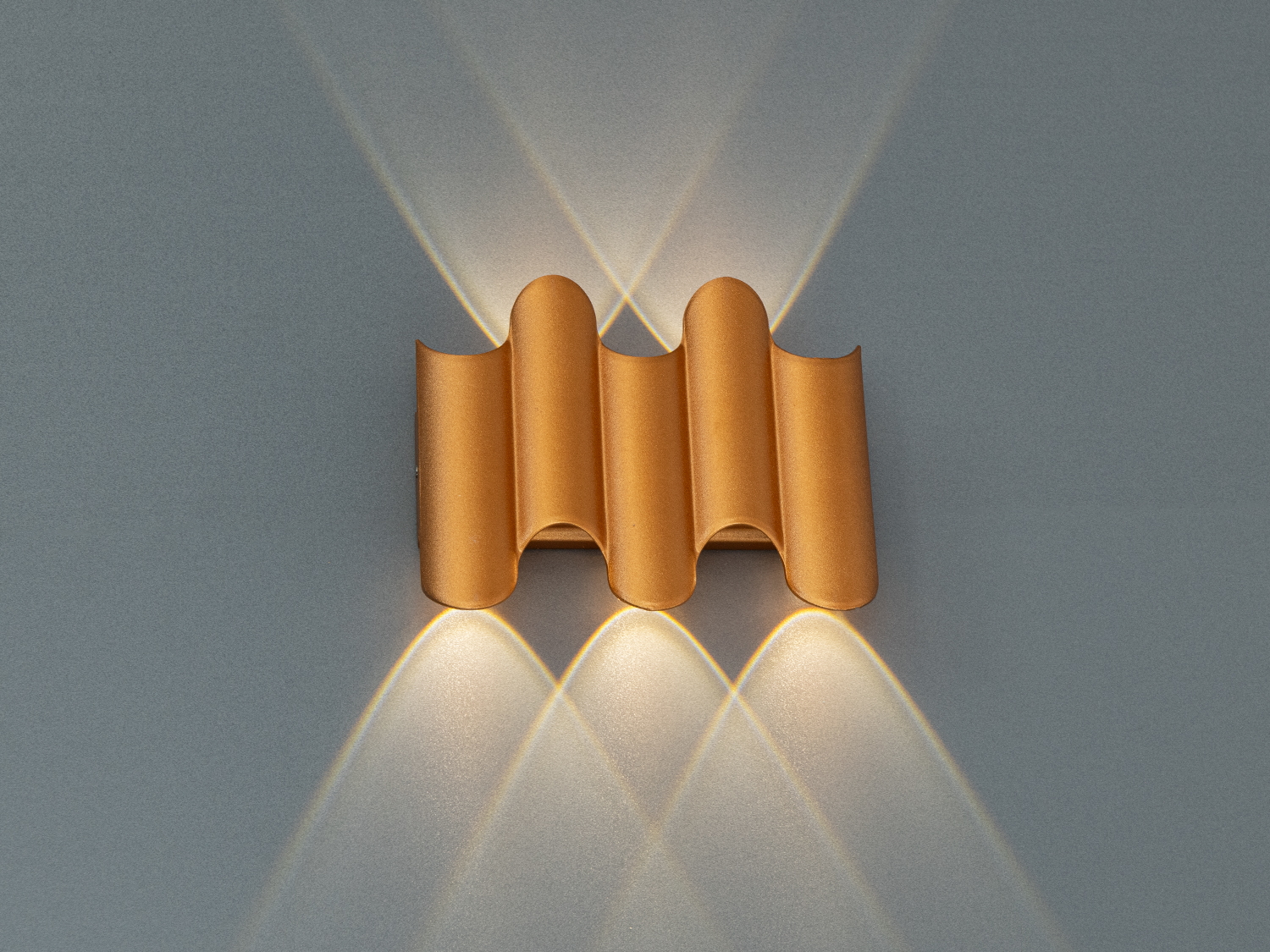 Декоративний світильник з хвилястим дизайном, встановлюється на стіну, забезпечує м′яке освітлення для затишної атмосфери.