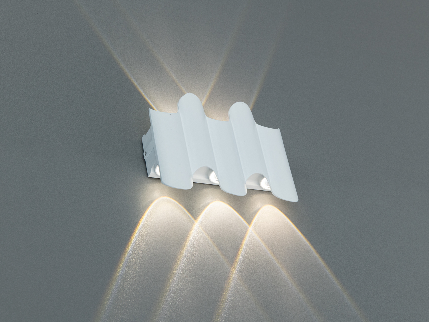 Білий настінний світильник з хвилястою формою, що забезпечує ефектний світловий малюнок на стіні. Ідеальний для акцентного освітлення.