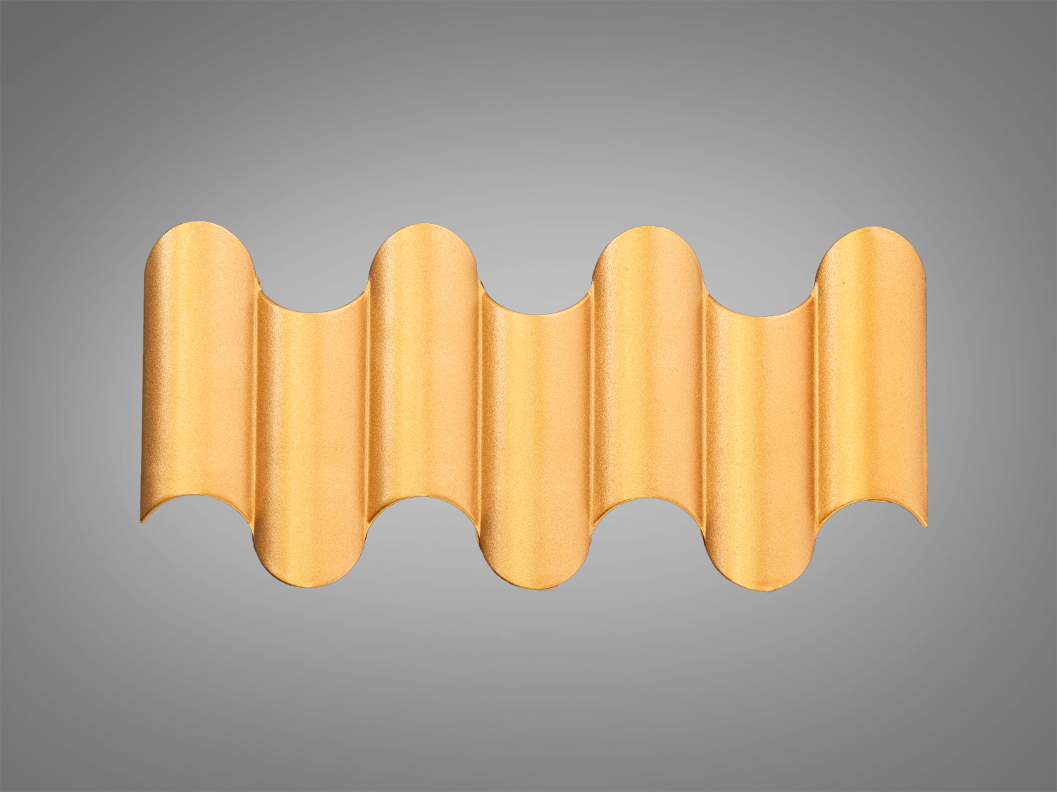 Хвилястий металевий світильник без ламп, підходить для використання в інтер′єрах з сучасним дизайном.