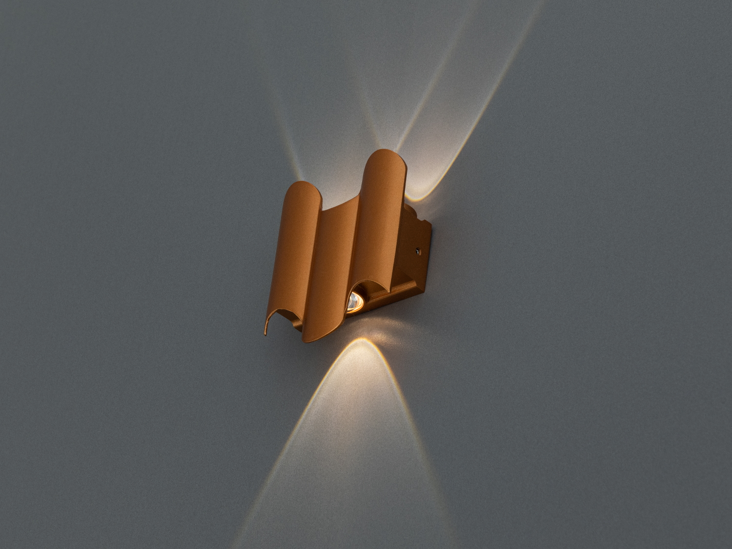 Настінний LED світильник 3 Вт у бронзовому відтінку для архітектурної підсвітки фасадів та інтерʼєрів. Металевий корпус, промені вгору/вниз, керування настінним вимикачем.