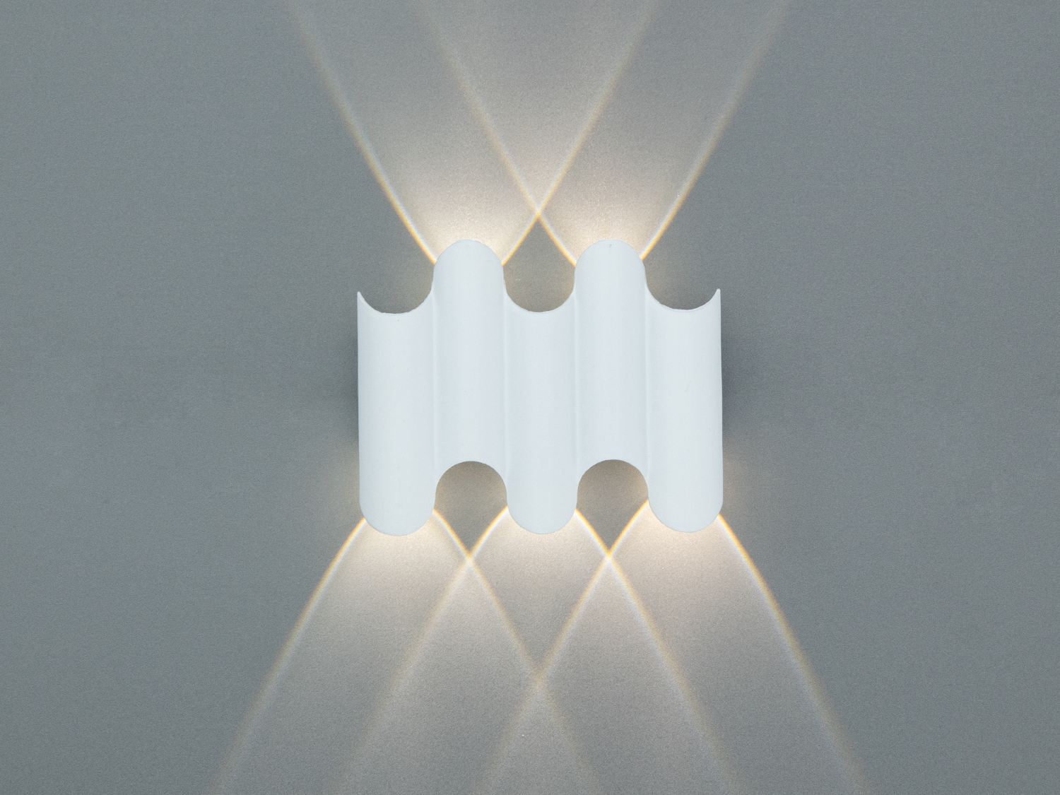 Білий хвилястий настінний LED світильник 5 Вт для фасадів і інтерʼєрів. Мʼякий акцентний світловий малюнок, компактний корпус, керування настінним вимикачем.