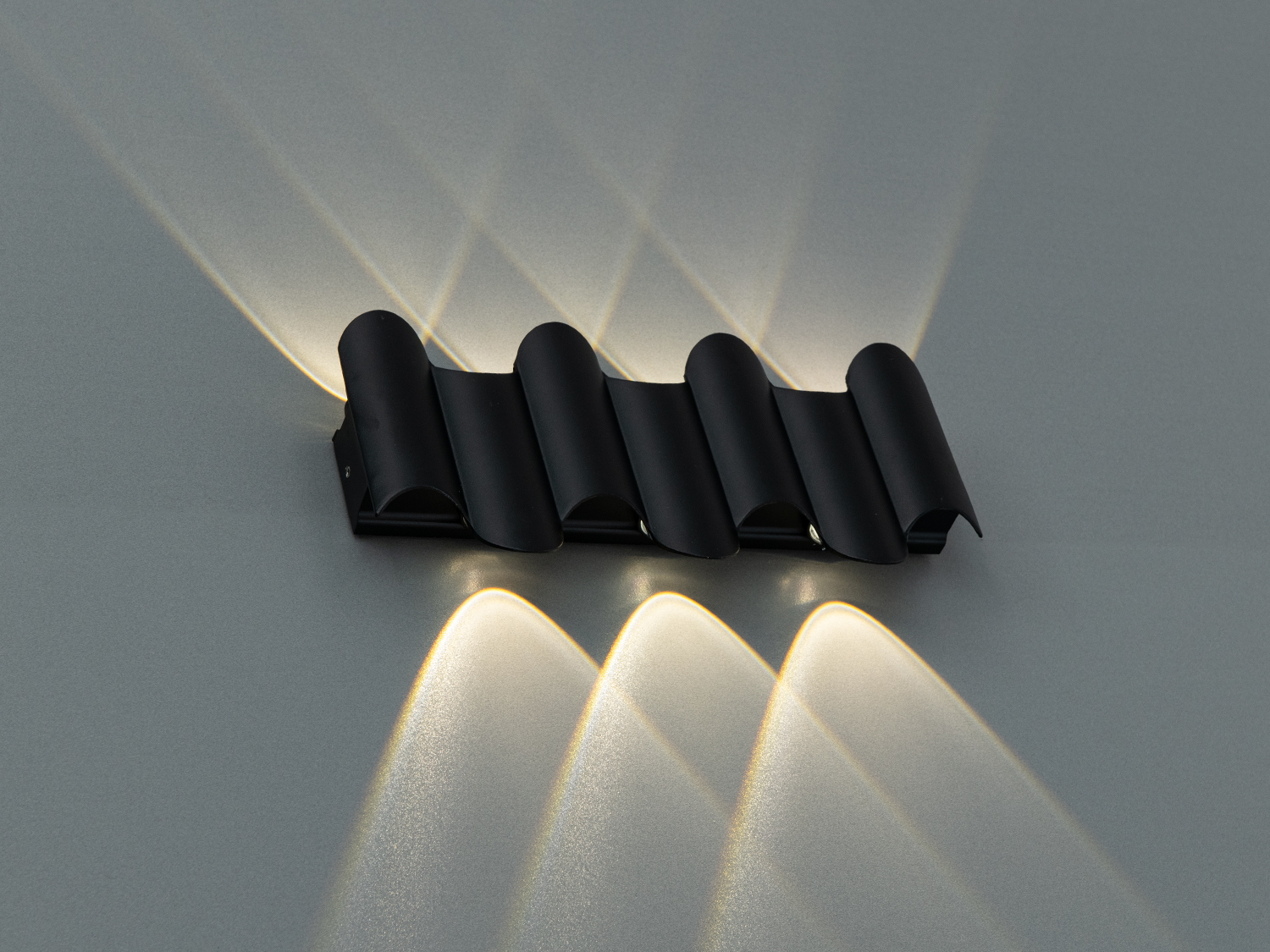 Чорний настінний LED світильник 7 Вт з 7 спрямованими променями для архітектурної підсвітки фасаду. Керування — настінний вимикач. Акцентне, економне освітлення.