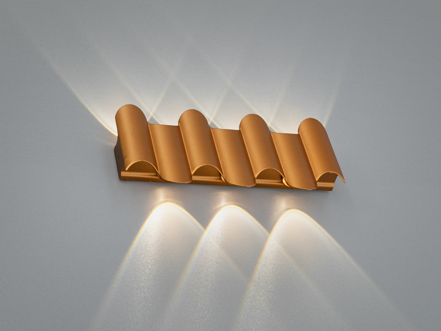 Фасадний настінний світильник Diasha у золоті з хвилястим корпусом формує м’які акценти вгору-вниз. Металевий корпус, LED-сумісність, для інтер’єру і фасадів.