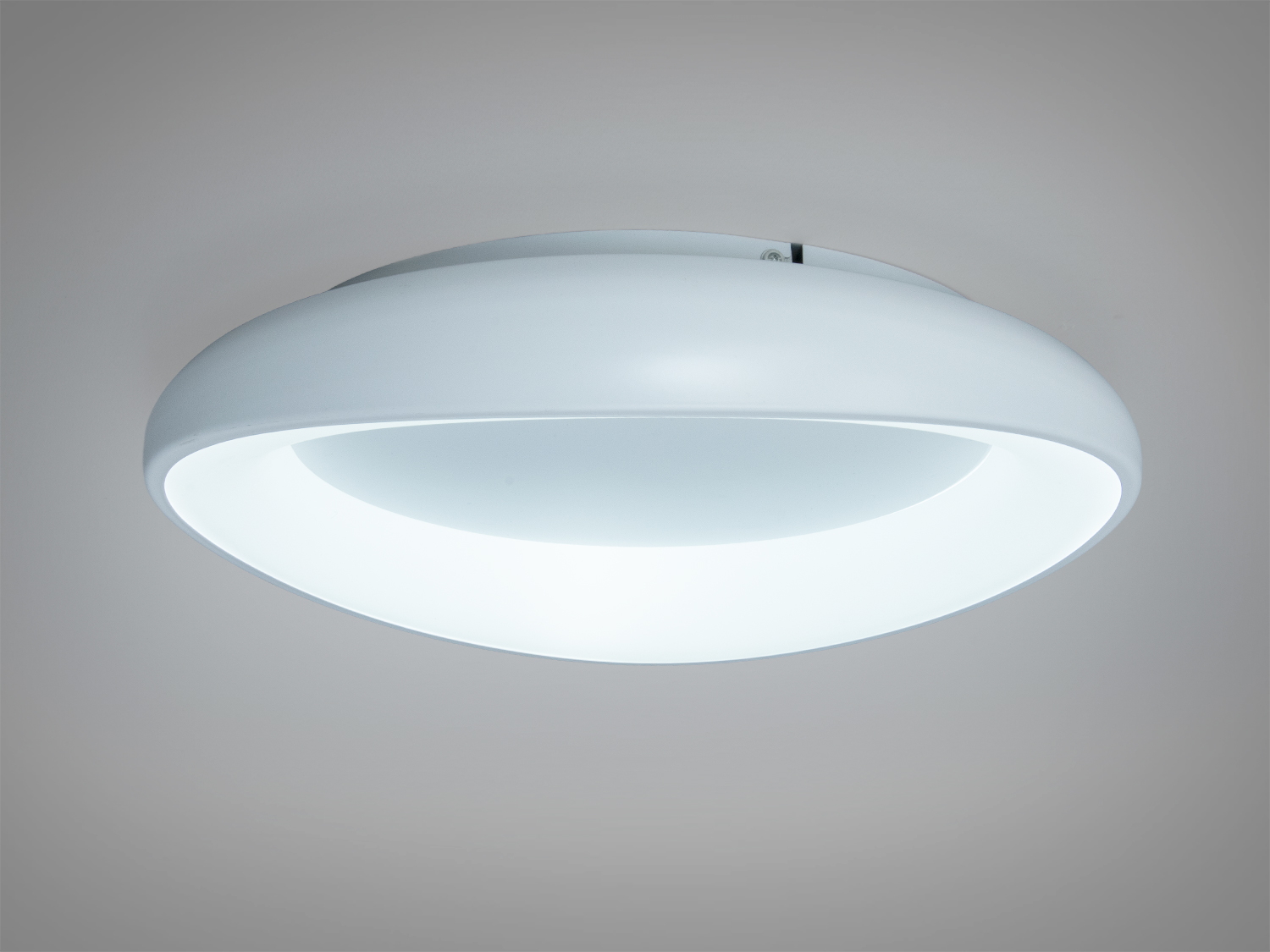 Світильник з гладким білим корпусом, що забезпечує рівномірне освітлення. Ідеальний для монтажу в житлових приміщеннях.