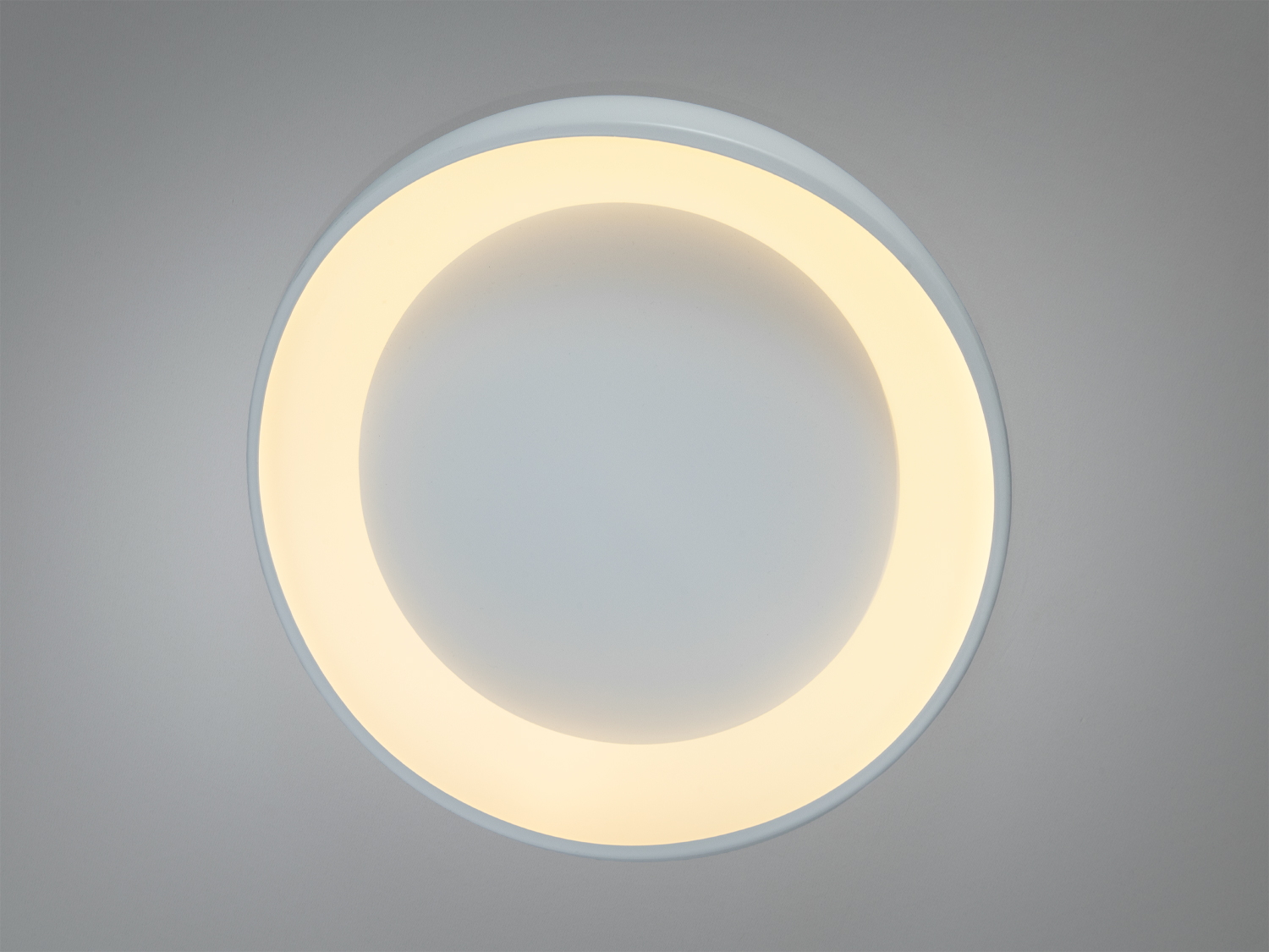 Плафон з теплим білим світлом, що підходить для стельового монтажу. Відмінно вписується в мінімалістичний дизайн.