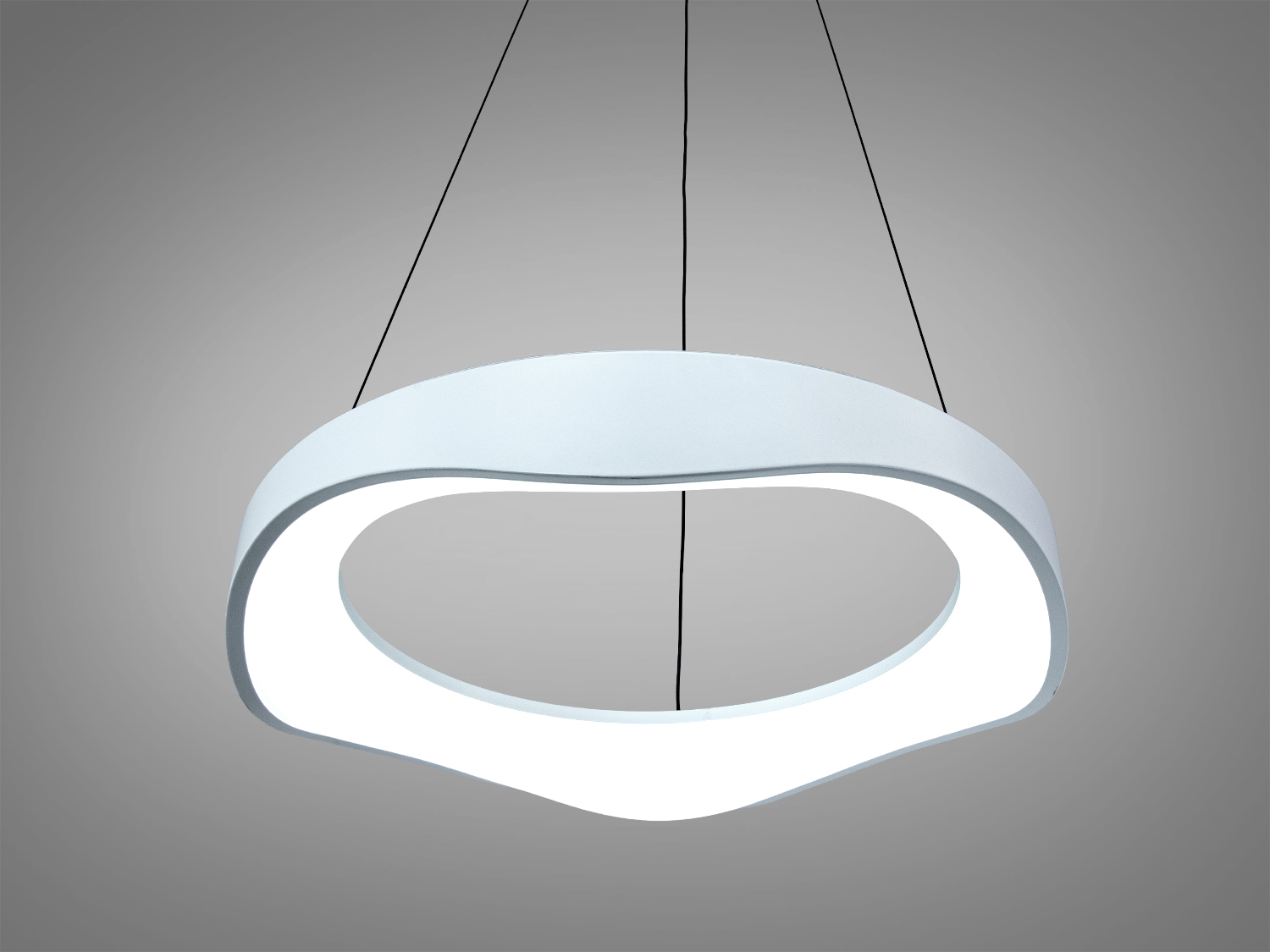 Білий підвісний світильник з органічною формою, ідеальний для офісних приміщень. Використовує світлодіоди для енергоефективності, підвіс на тросах.