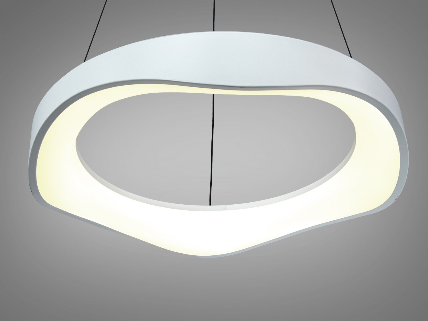 Підвісний світильник з плавними лініями, білий колір, підходить для житлових приміщень. Зручний монтаж, забезпечує м′яке освітлення.