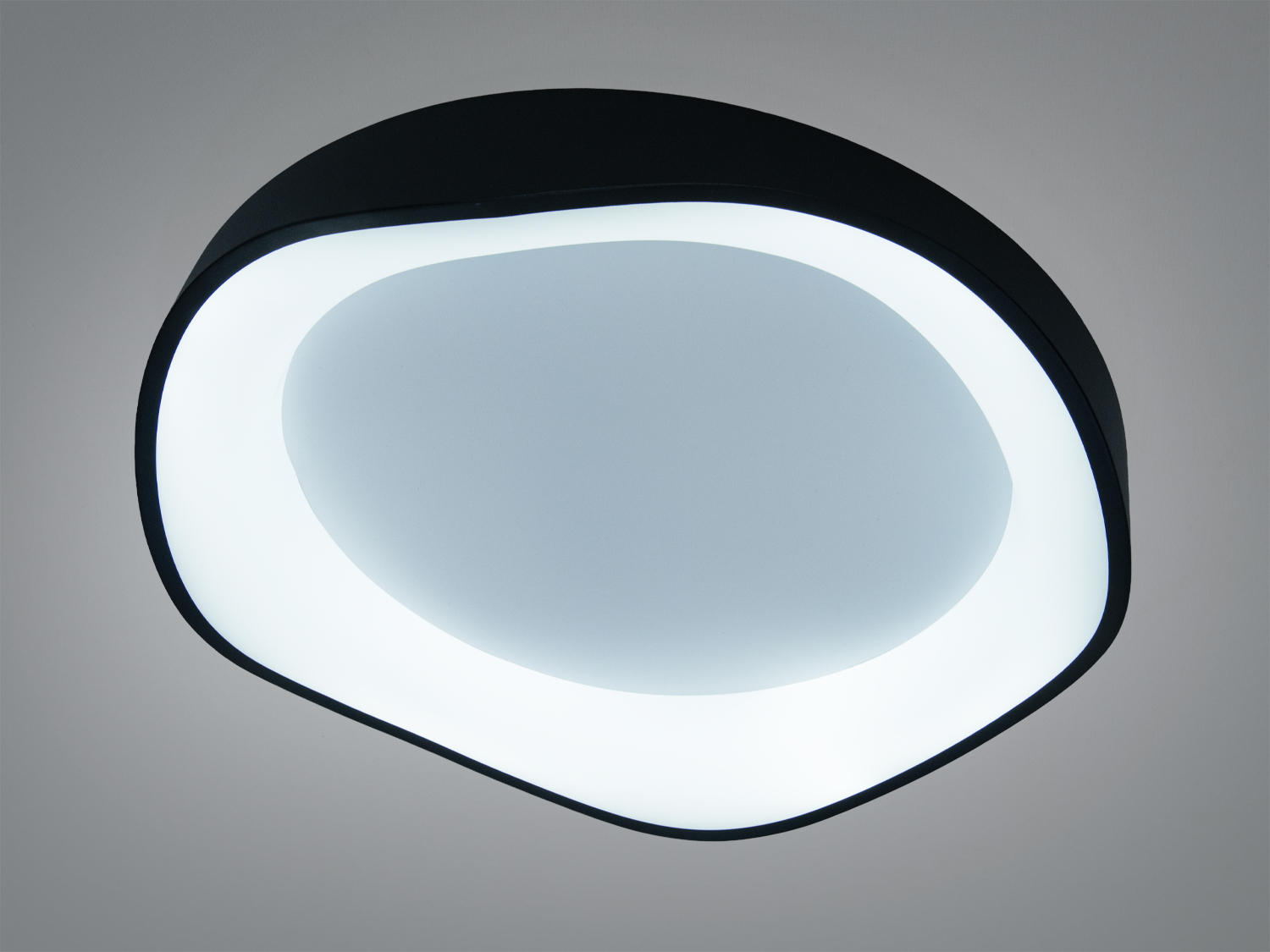 Світлодіодна стельова люстра 35Вт з чорною вставкою та білим розсіювачем. Накладний монтаж, керування настінним вимикачем, рекомендовано до 6 м².