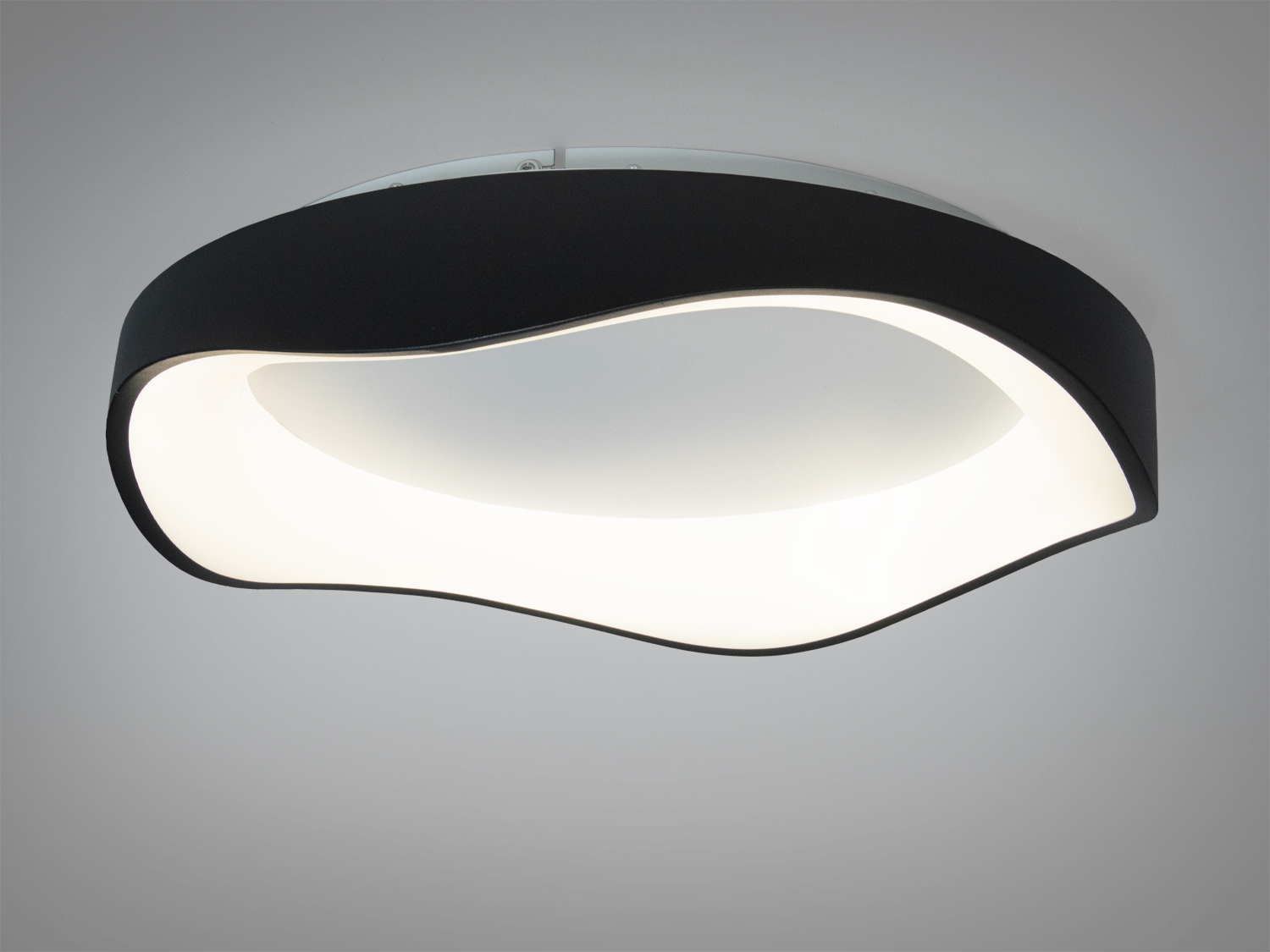 Підвісний світильник з хвилястим дизайном, чорний корпус, білий розсіювач. Ідеальний для стельового монтажу.