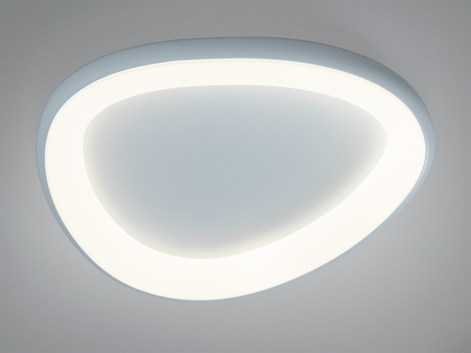 Світильник з білим світлом та асиметричною формою, ідеальний для мінімалістичних просторів.