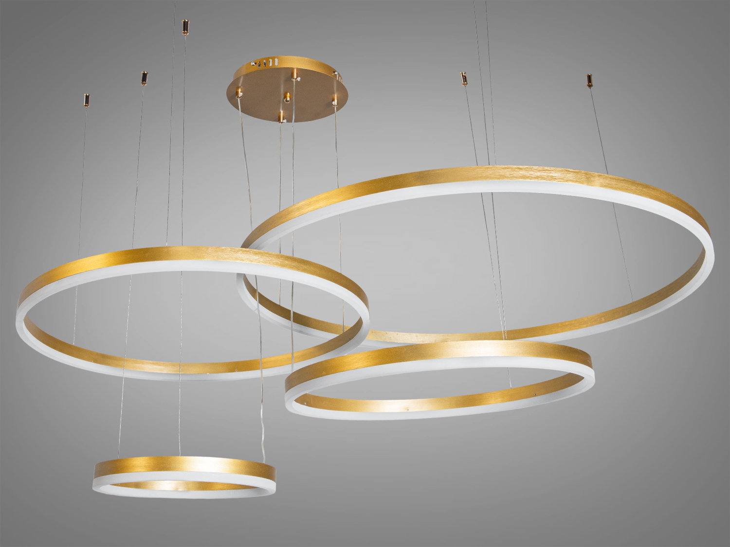 Три бронзові кільця підвісного світильника, що регулюються за висотою. Підходить для просторих приміщень.