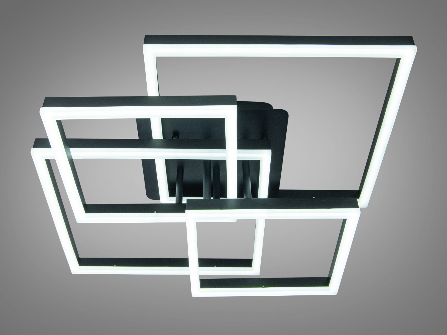 Світильник з чотирма квадратними рамками, що накладаються одна на одну, з білим світлом. Підходить для офісних приміщень.