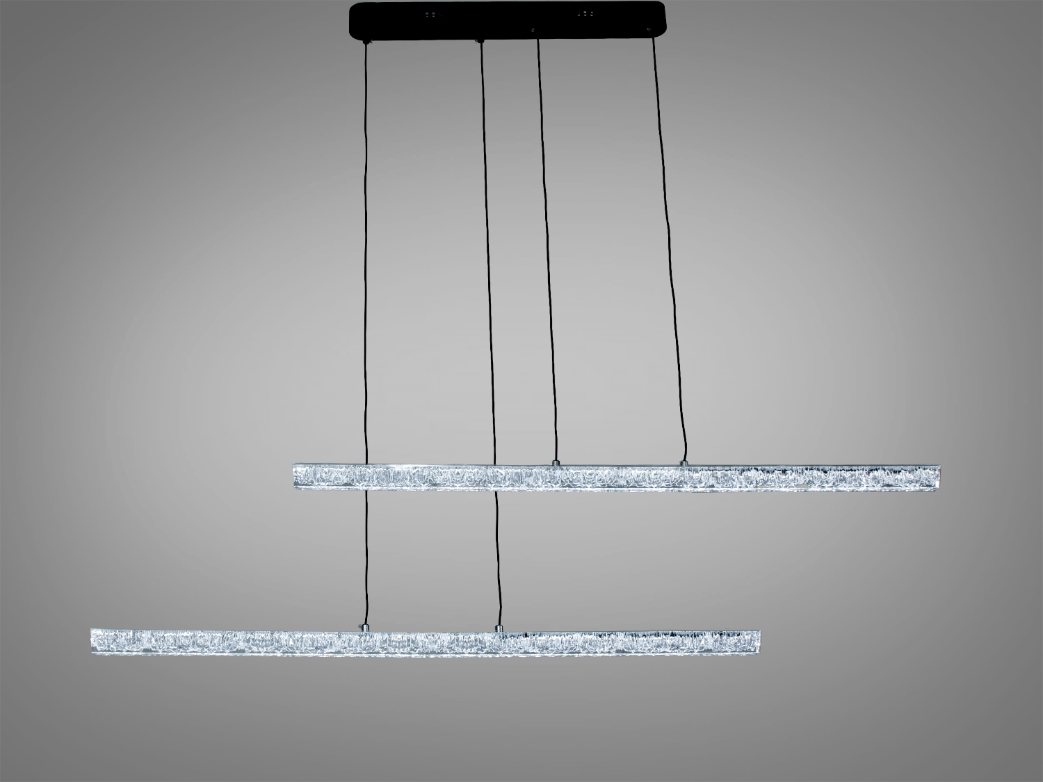 Підвісний світильник з двома паралельними лінійними лампами, прозорий матеріал, чорна монтажна пластина, підходить для сучасного інтер′єру.