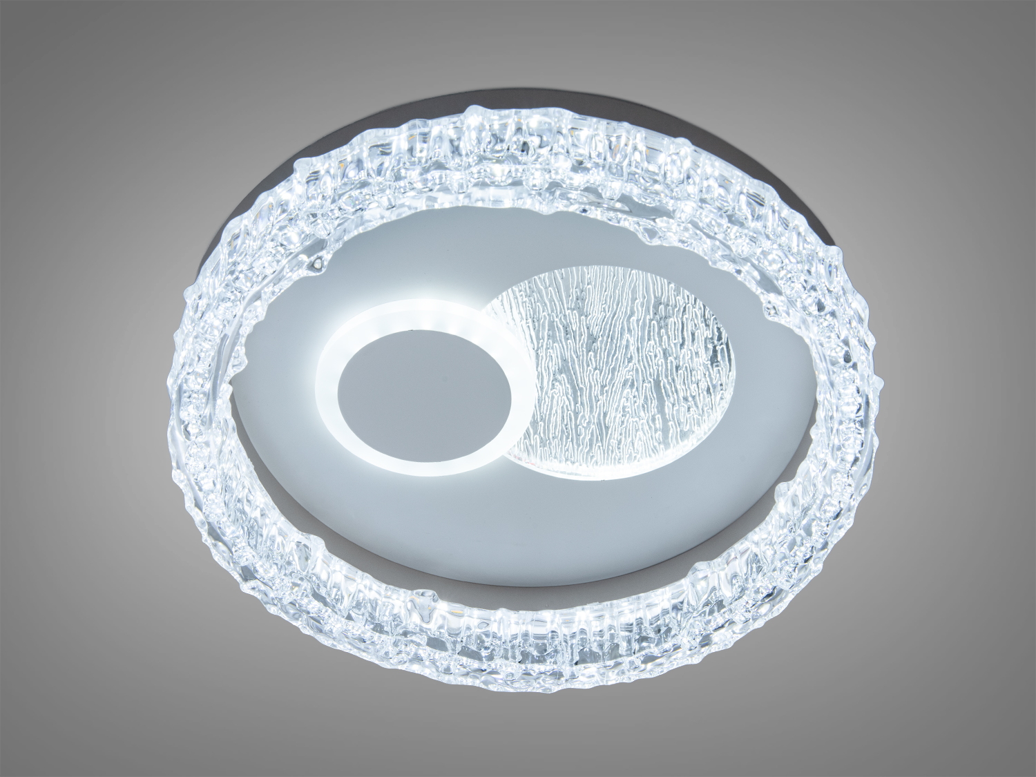 Кругла стельова лампа з текстурованим кільцем, що створює ефект льоду. Призначена для сучасного інтер′єру.