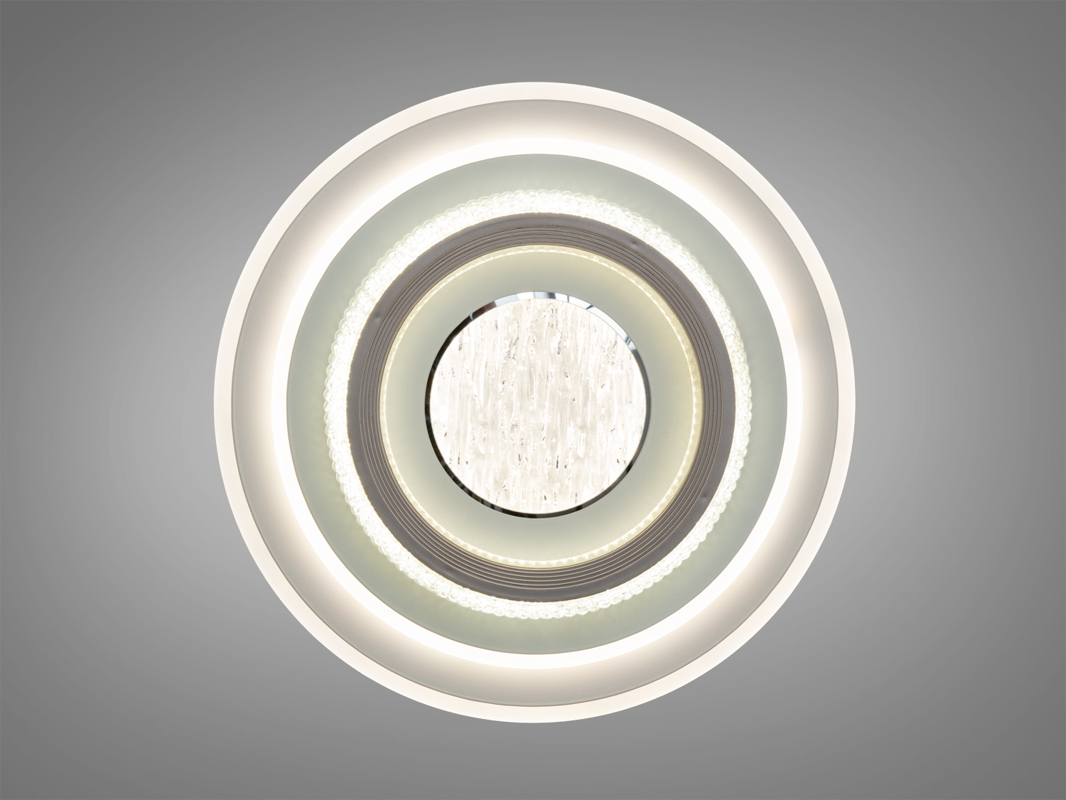 Стельова лампа з білим світлом, кільця з матового скла додають сучасного вигляду. Підходить для офісних приміщень.