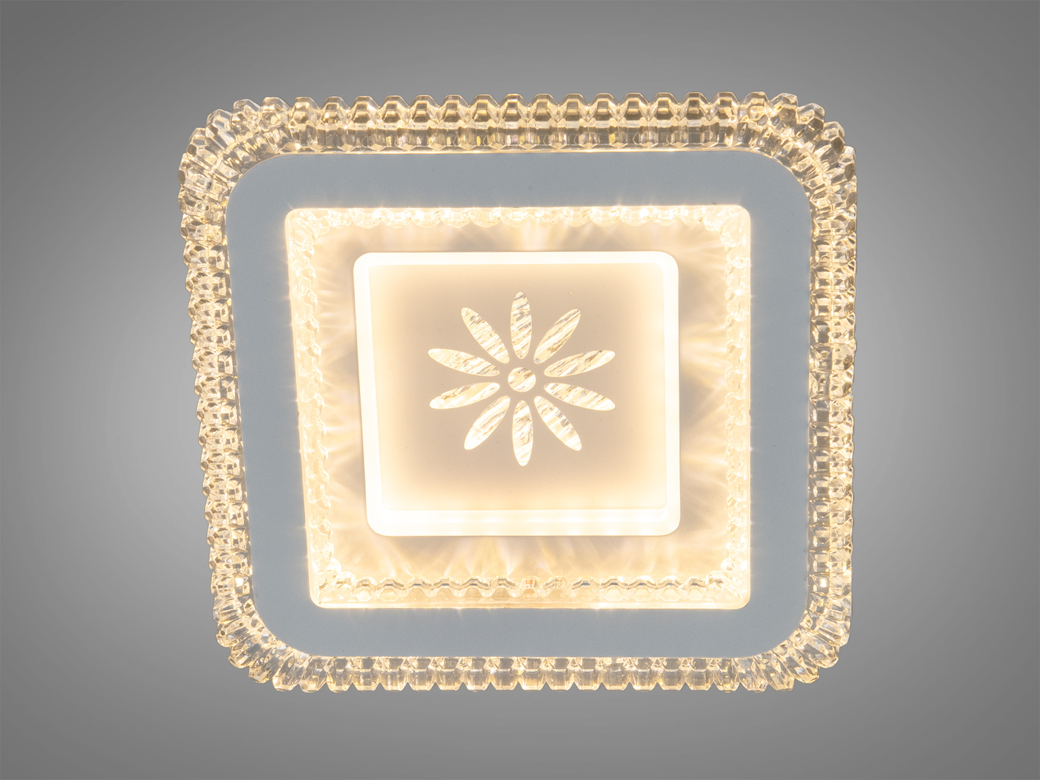 Стельовий світильник з теплим жовтим світлом, прикрашений кришталевими деталями. Підходить для затишних житлових приміщень.