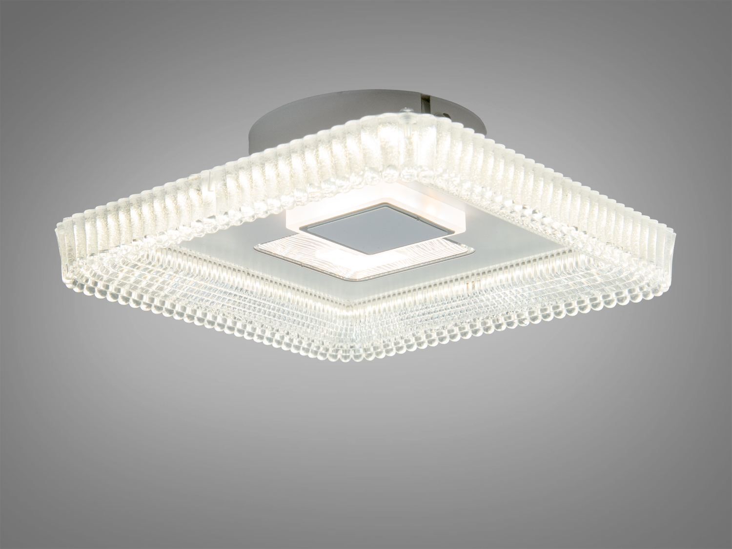 Стельовий світильник з трьома кільцями, виготовлений з прозорого матеріалу, підходить для офісних приміщень, забезпечує нейтральне освітлення.