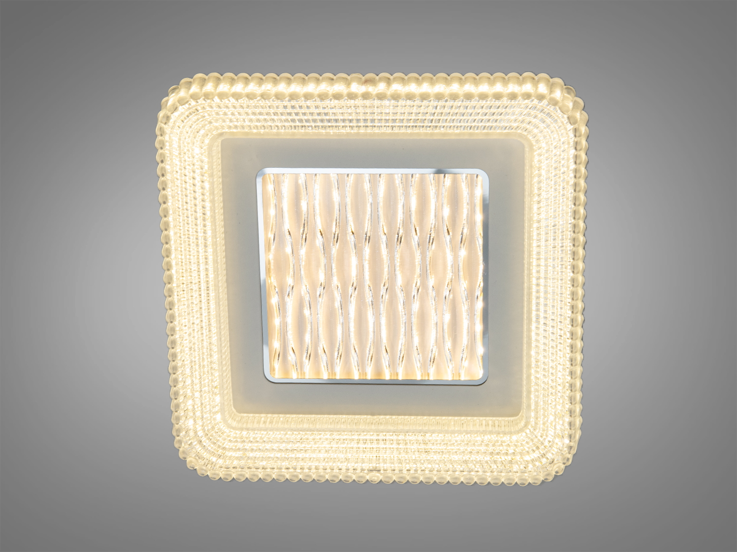 Квадратний світильник із текстурованою поверхнею, що забезпечує м′яке розсіювання світла, ідеальний для вітальні або офісу.