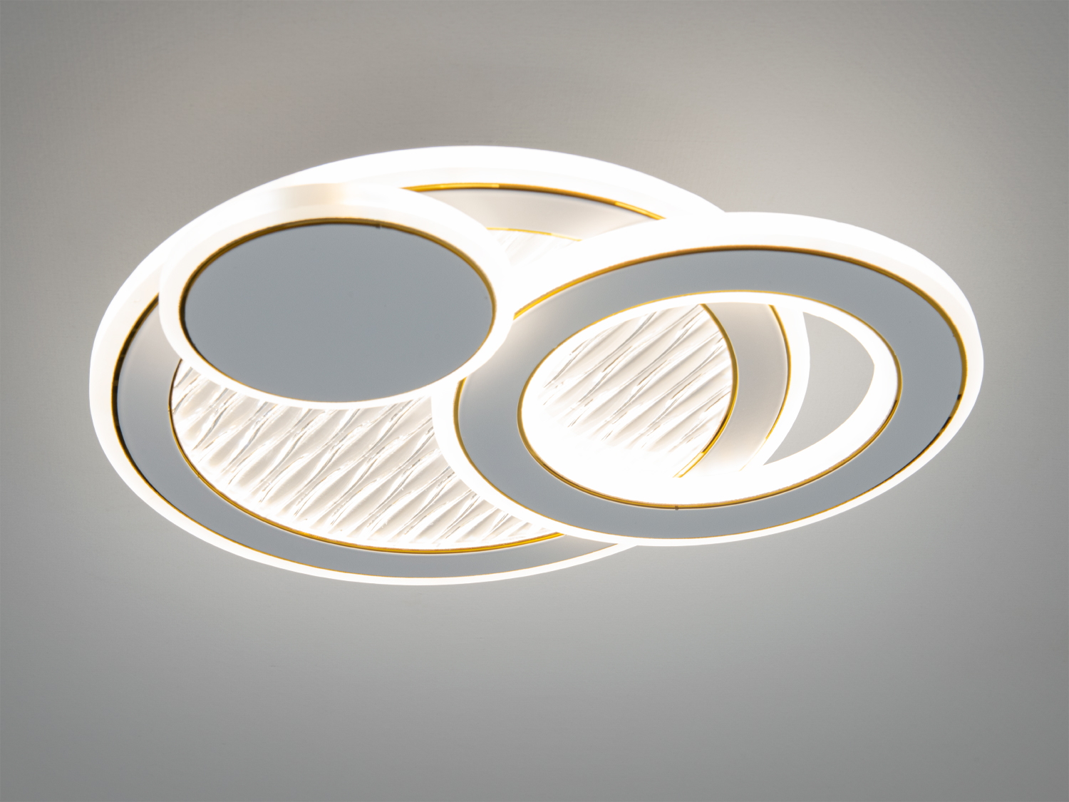 Світильник з інтегрованими LED кільцями, що створюють м′яке освітлення. Підходить для вітальні.