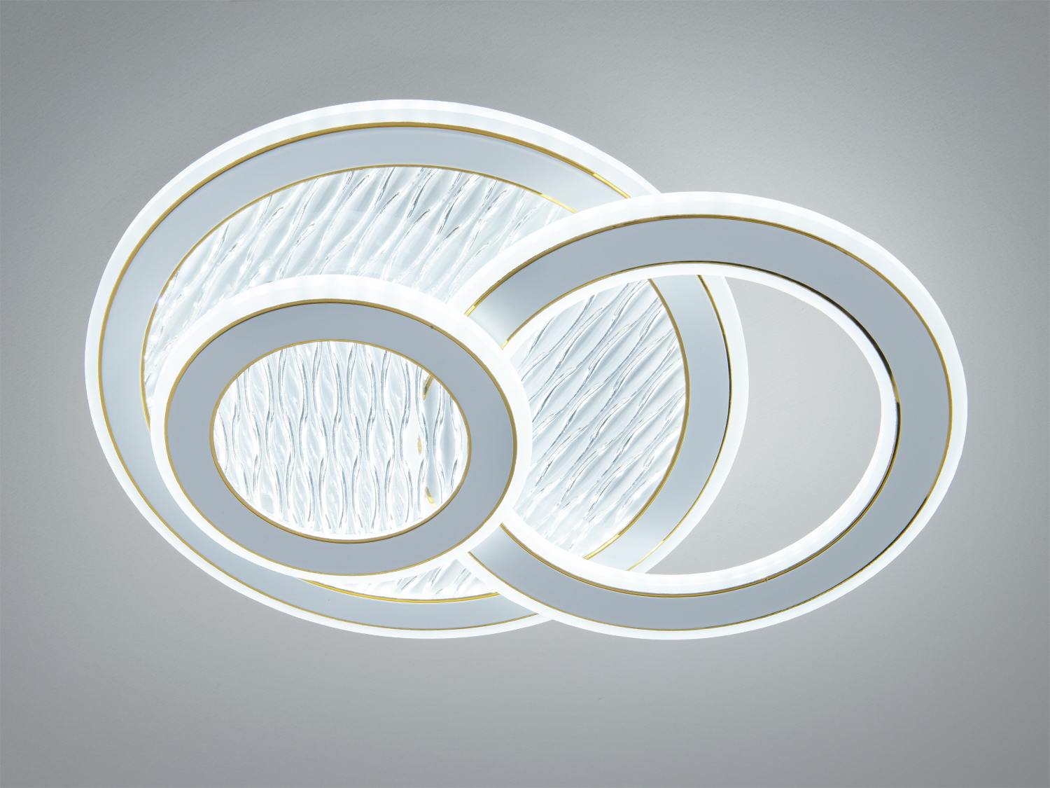 Світильник з трьома переплетеними кільцями, що створюють м′яке біле світло. Призначений для сучасних інтер′єрів.
