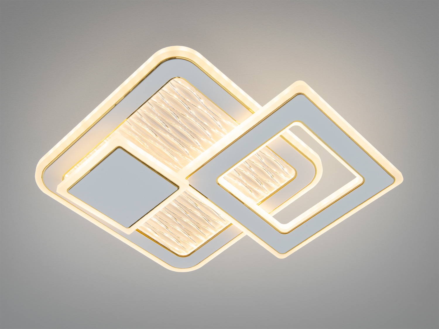 Світильник з квадратними рамками, що нахилені. Створює м′яке освітлення для затишної атмосфери.