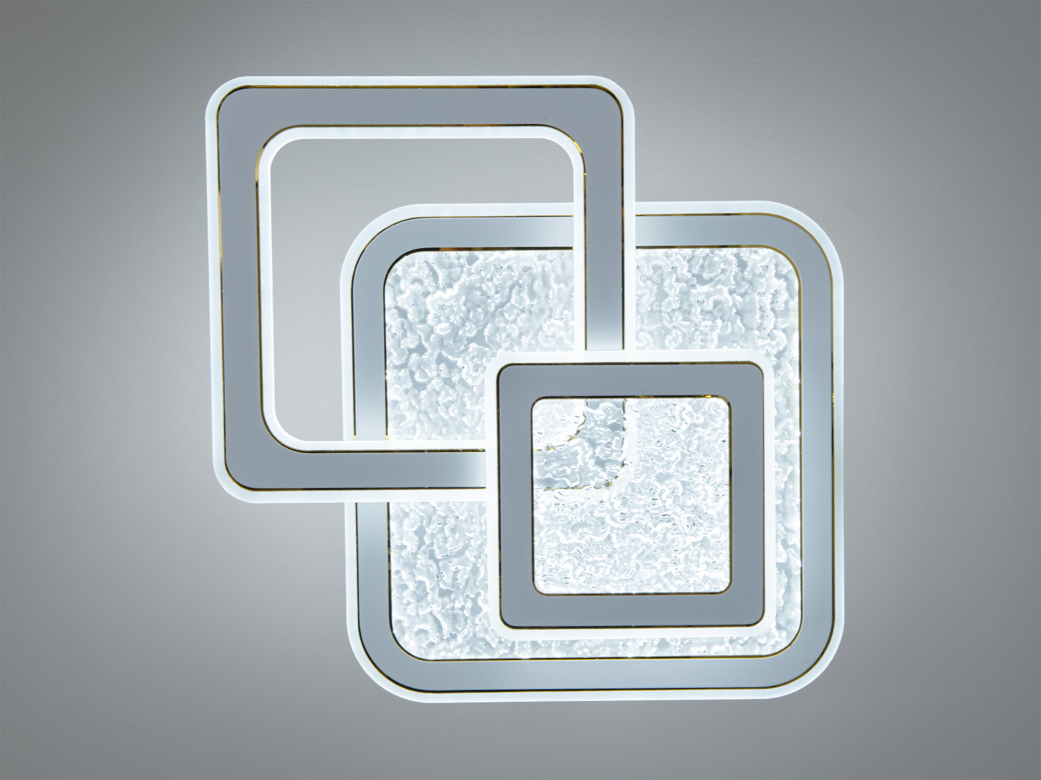 Настінний світильник з матовими квадратами, що забезпечують рівномірне освітлення. Виготовлений з легкого матеріалу.