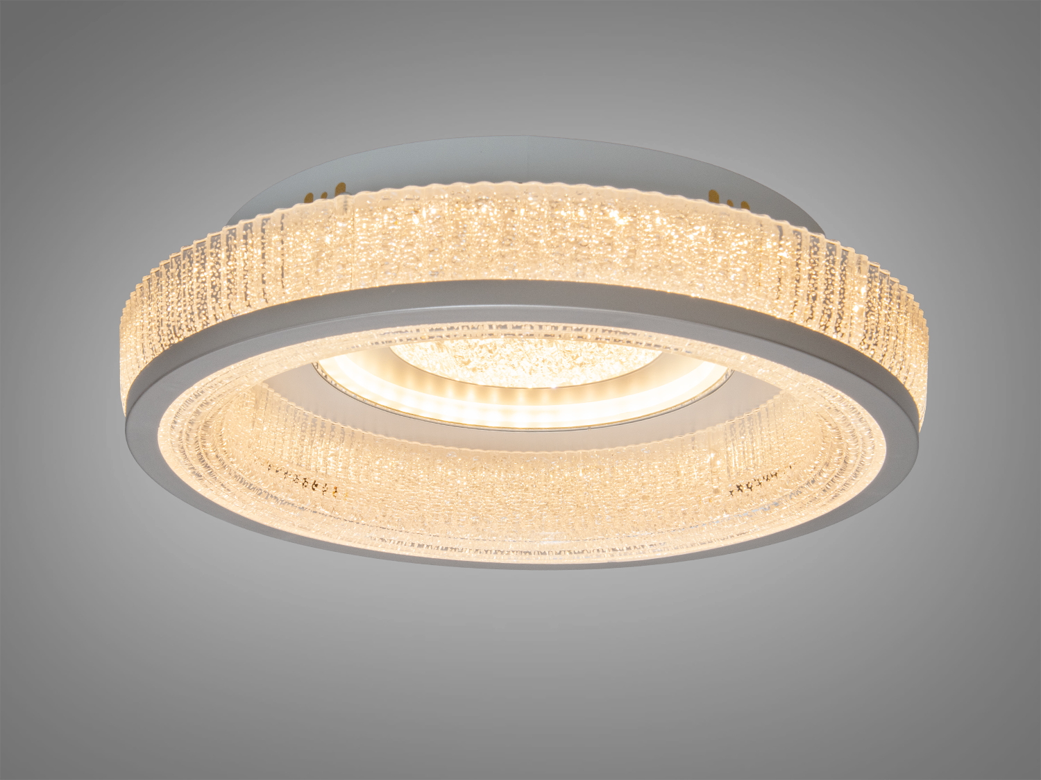 Світильник з теплим світлом, рельєфний абажур створює затишну атмосферу.