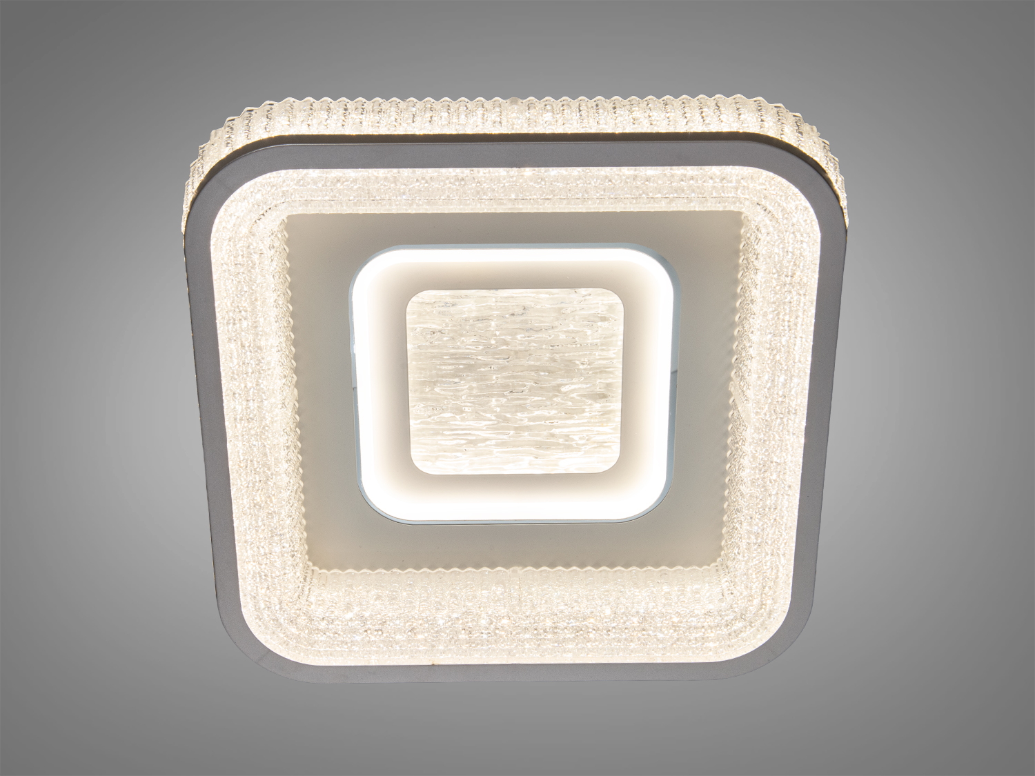 Стельовий світильник з внутрішнім квадратом, що створює ефект глибини. Ідеально підходить для освітлення житлових приміщень.