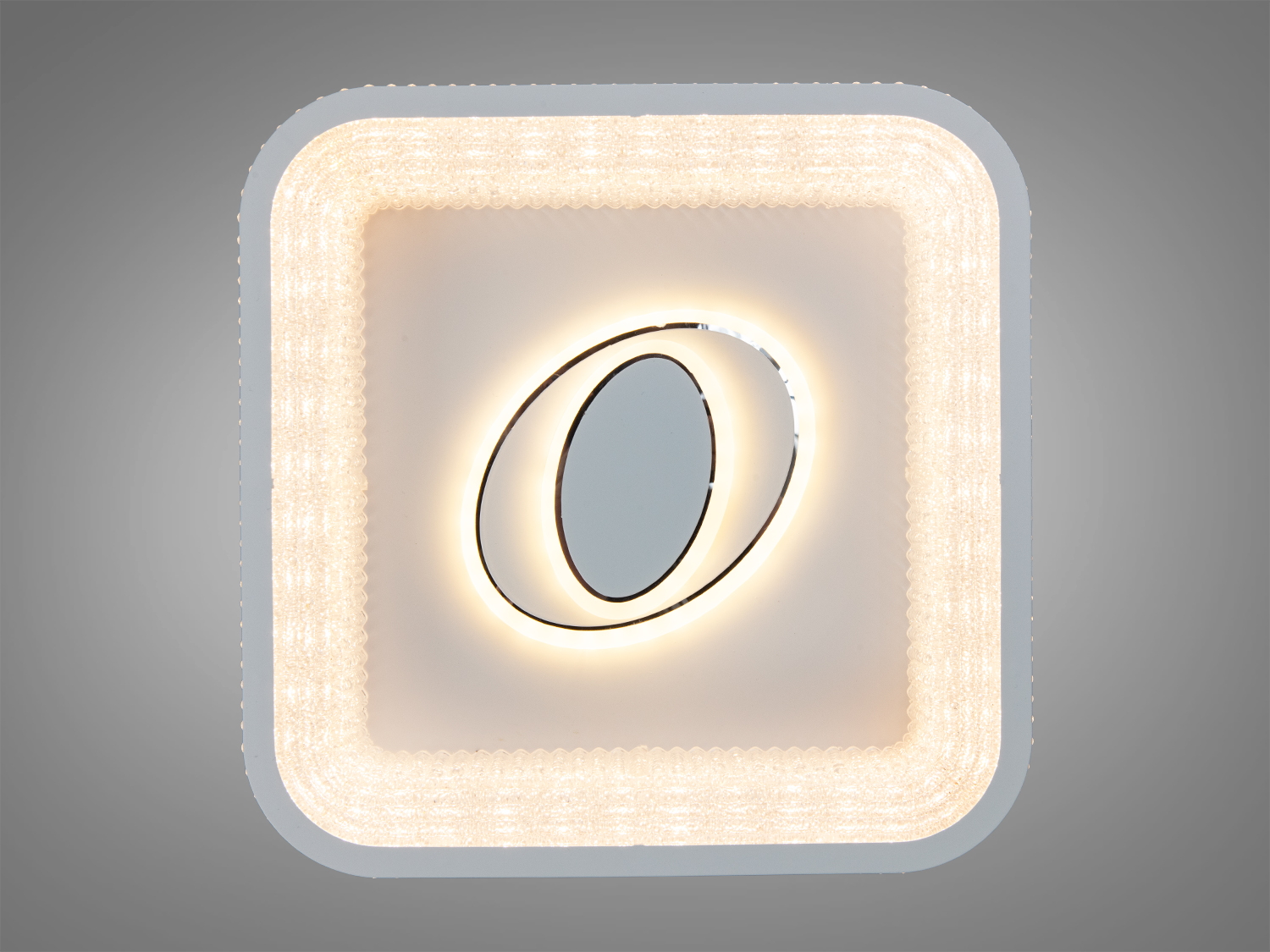 Світильник з теплим жовтим світлом, має круглу форму та декоративний квітковий візерунок, ідеальний для затишних приміщень.