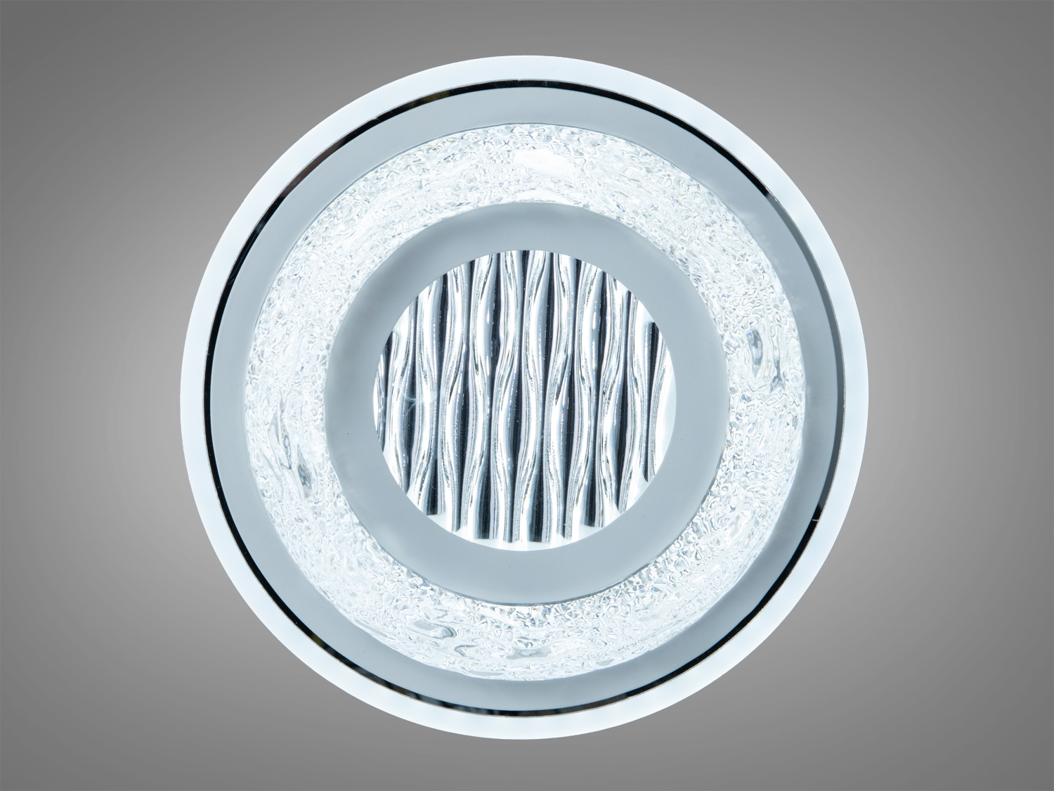 Стельовий світильник з прозорим скляним абажуром і хвилястим дизайном, що забезпечує рівномірне освітлення. Підходить для офісних приміщень.