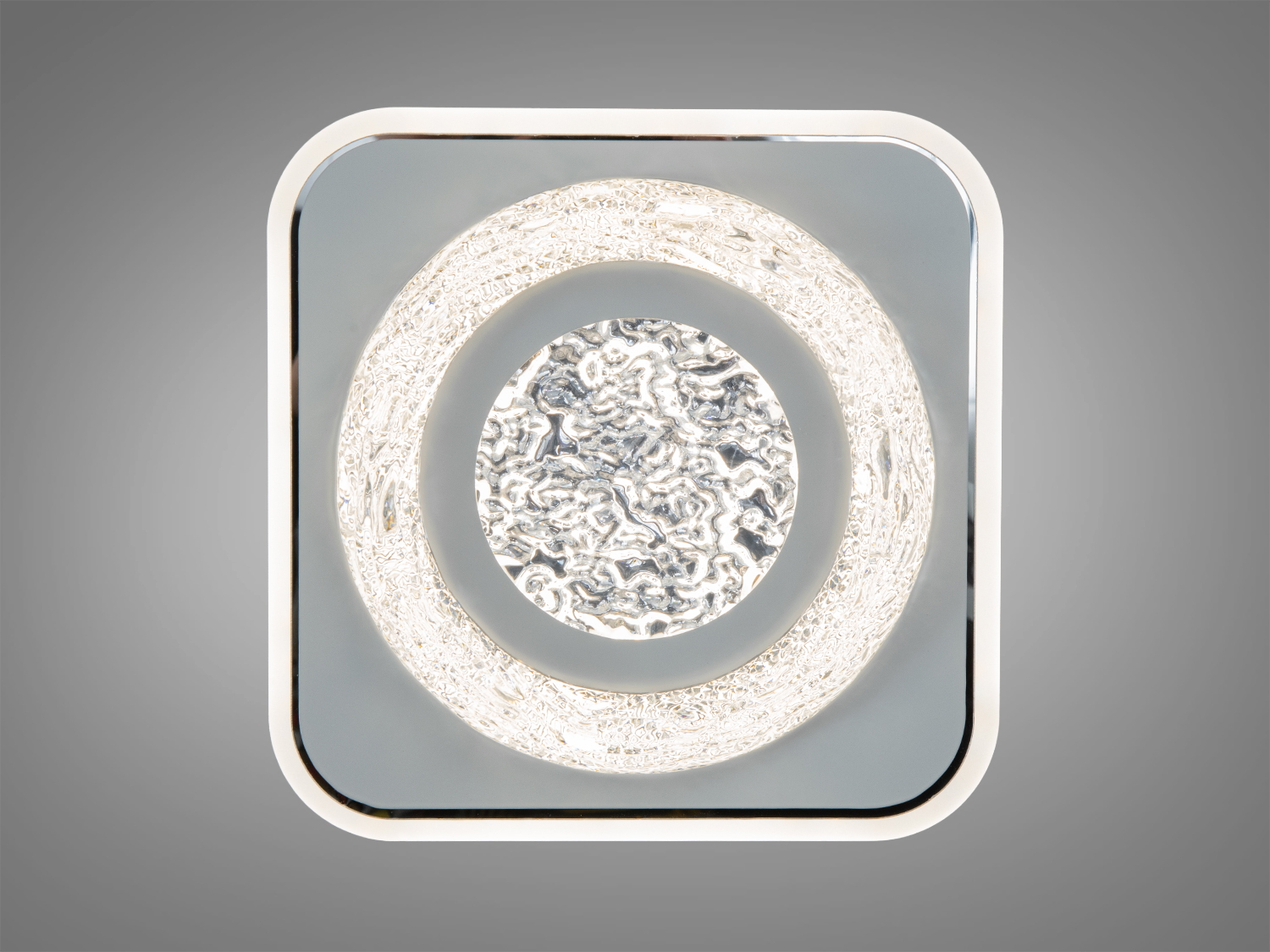 Квадратний світильник з прозорим скляним елементом, що підходить для сучасних інтер′єрів. Випромінює яскраве світло для оптимального освітлення.