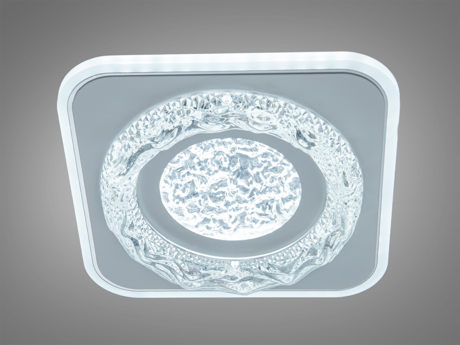 Світильник квадратної форми з текстурованим склом, що забезпечує рівномірний розподіл світла. Ідеальний для офісних приміщень.