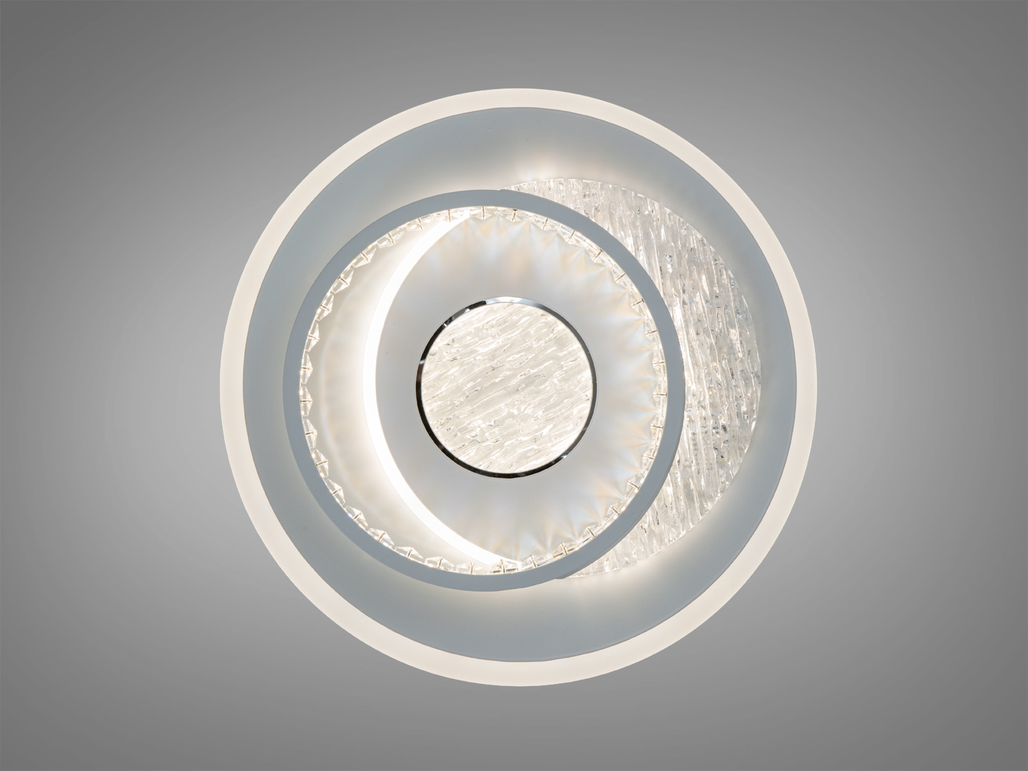 Стельова люстра з кількома концентричними кільцями, що забезпечує рівномірне розсіювання світла у просторі.