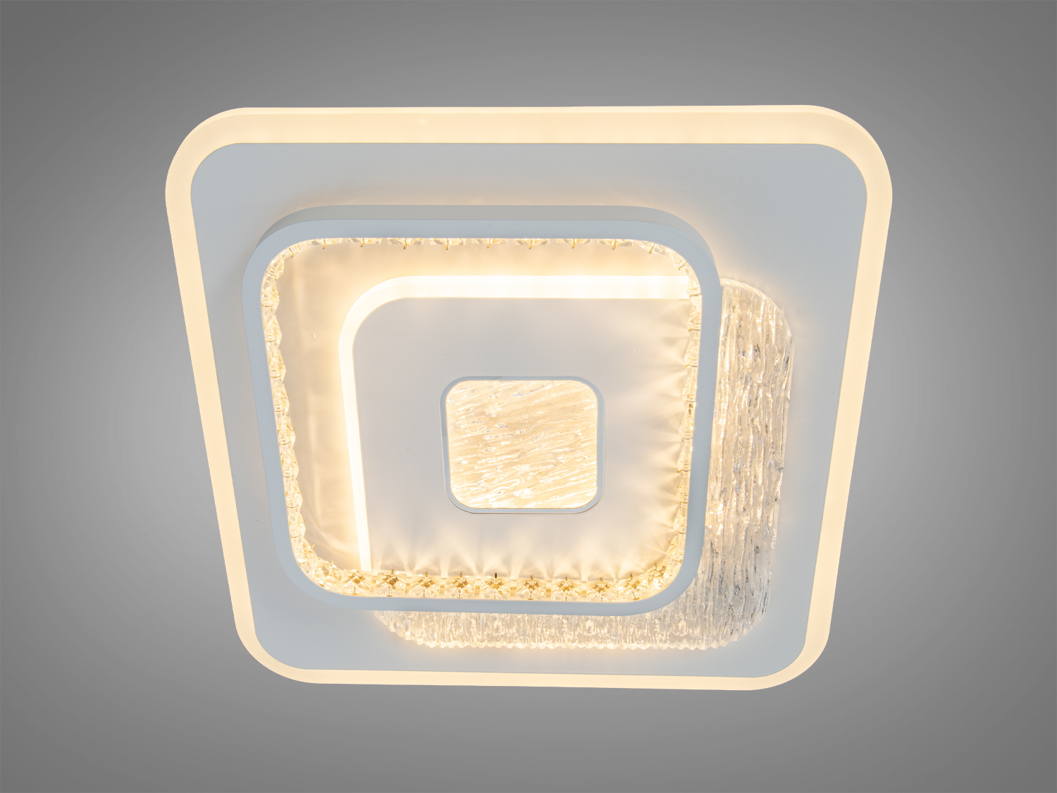 Світильник з плавними кутами та кількома рівнями освітлення. Ідеально підходить для монтажу на стелі в офісних приміщеннях.