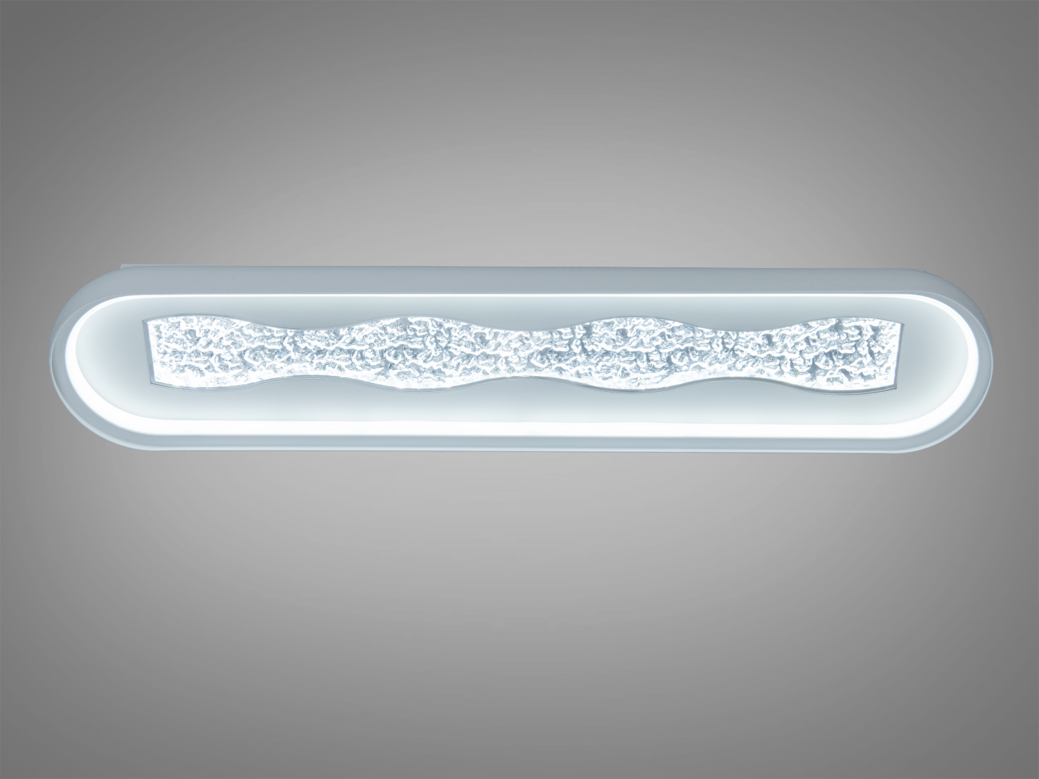 Довгий світильник з хвилястим візерунком, призначений для сучасного інтер′єру. Виконаний у холодному білому кольорі, забезпечує яскраве освітлення.