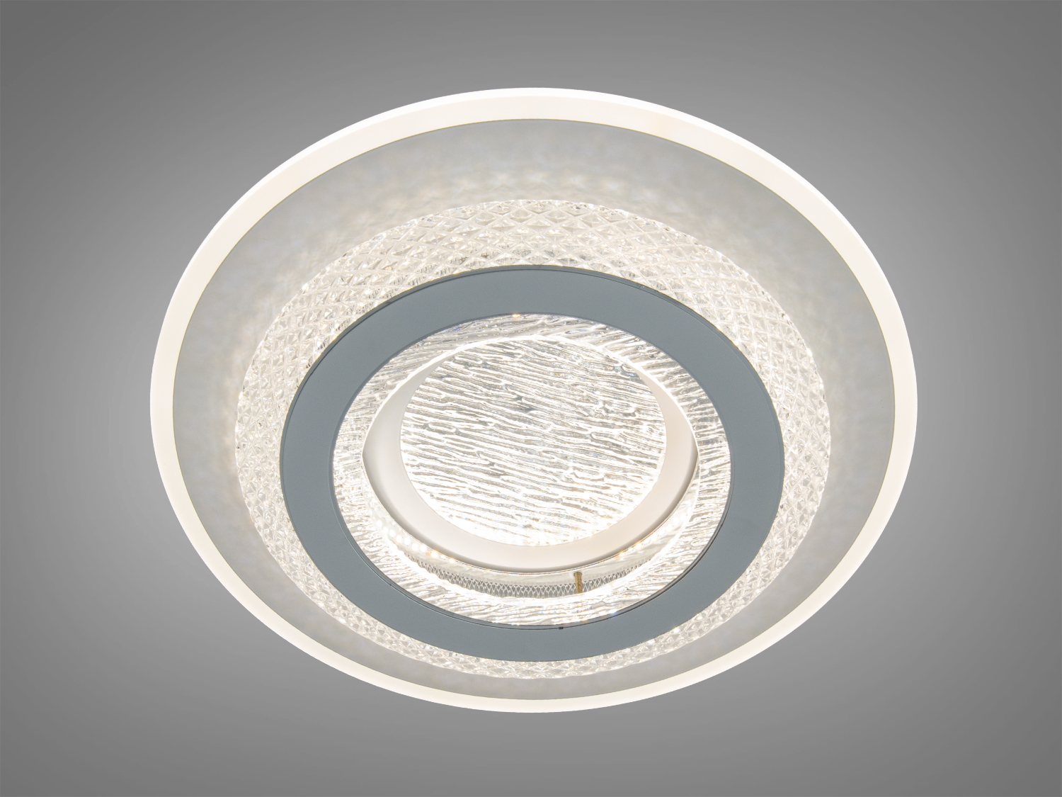 Світильник з теплим жовтим світлом, має круглу форму та декоративний квітковий візерунок, ідеальний для затишних приміщень.