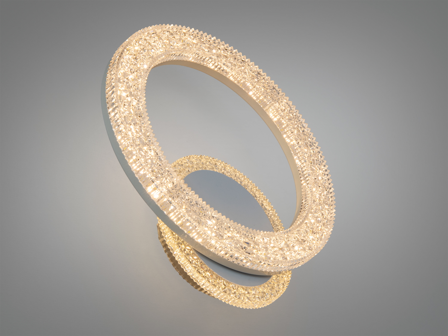 Світильник з теплим жовтим світлом, оснащений кришталевими деталями, підходить для затишних приміщень. Використовується для настінного монтажу.