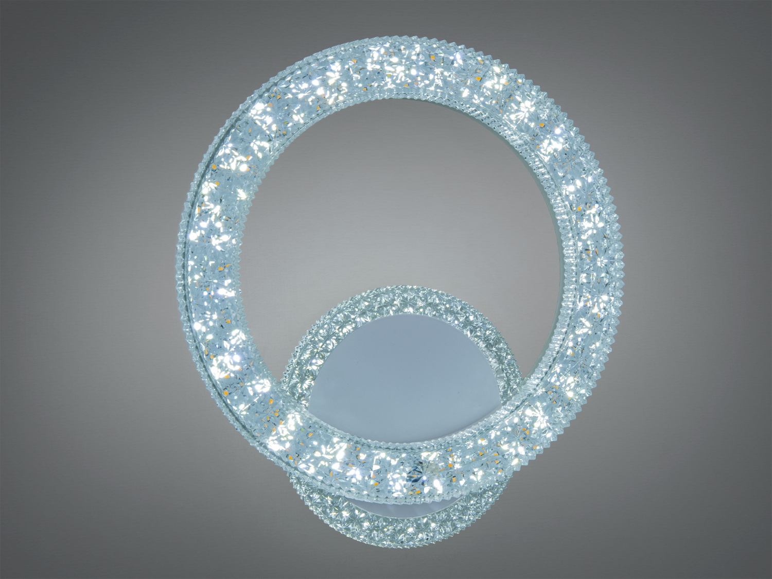 Круглий світильник з кришталевими елементами, що випромінює холодне біле світло, ідеальний для сучасного декору. Легкий у встановленні.