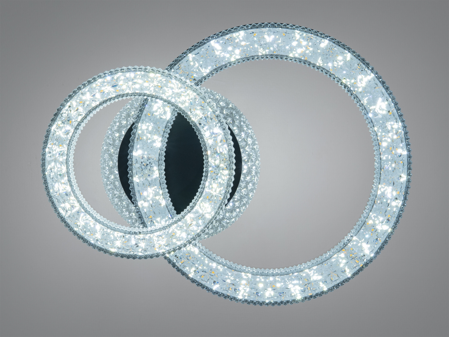 Декоративний світильник з двома кільцями, що перетинаються, з холодним білим світлом. Ідеальний для вітальні або спальні.