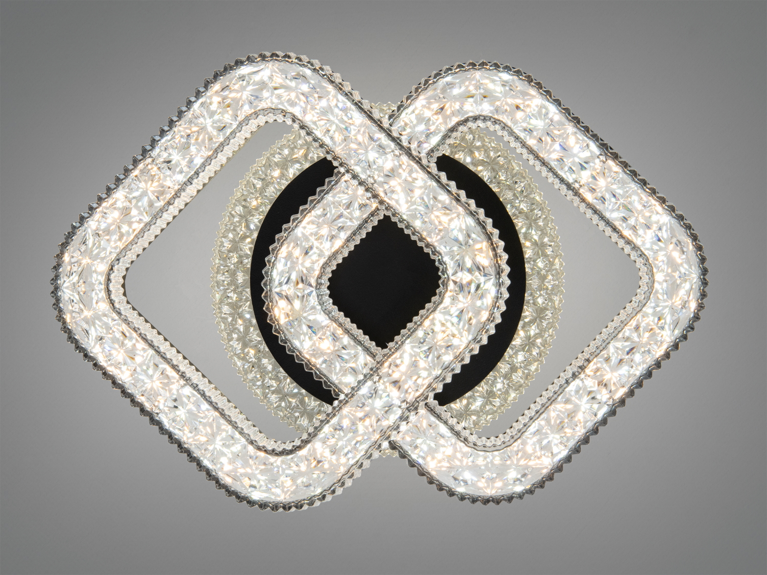 Світильник з двома квадратними рамками, інкрустованими кристалами, забезпечує яскраве освітлення. Підходить для сучасного інтер′єру.