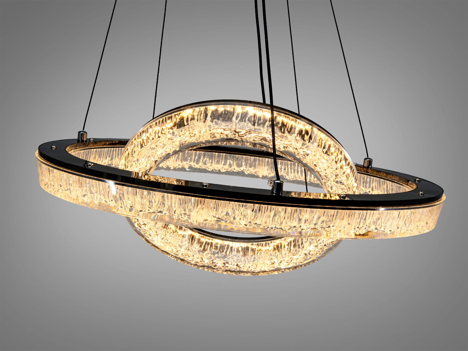 Світильник з круглими кільцями, що створюють ефект обертання. Підходить для віталень та офісів.