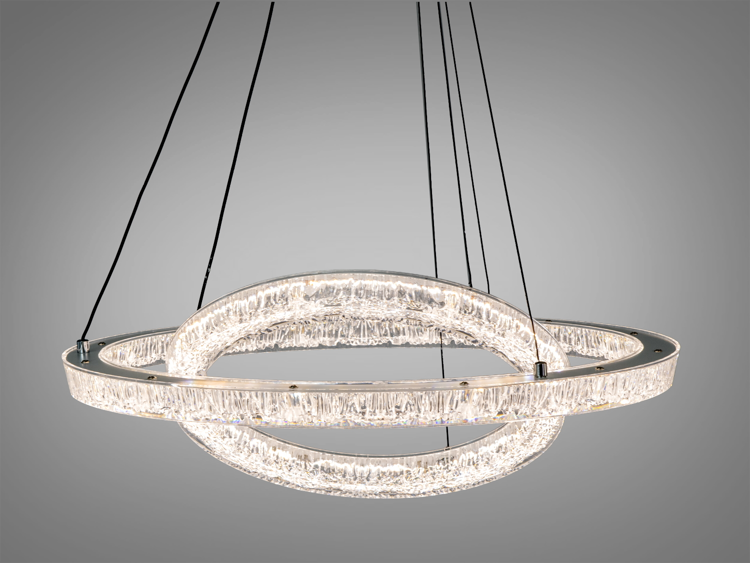 Світильник з прозорими кільцями, що перетинаються, підвішений на чорних тросах, підходить для освітлення вітальні.