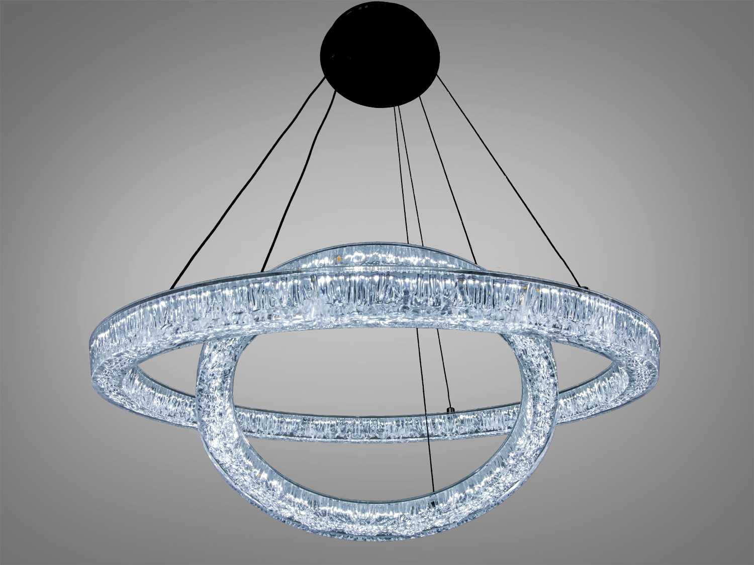 Сучасний світильник з кришталевими кільцями, підвішений на чорних тросах, ідеальний для високих стель.