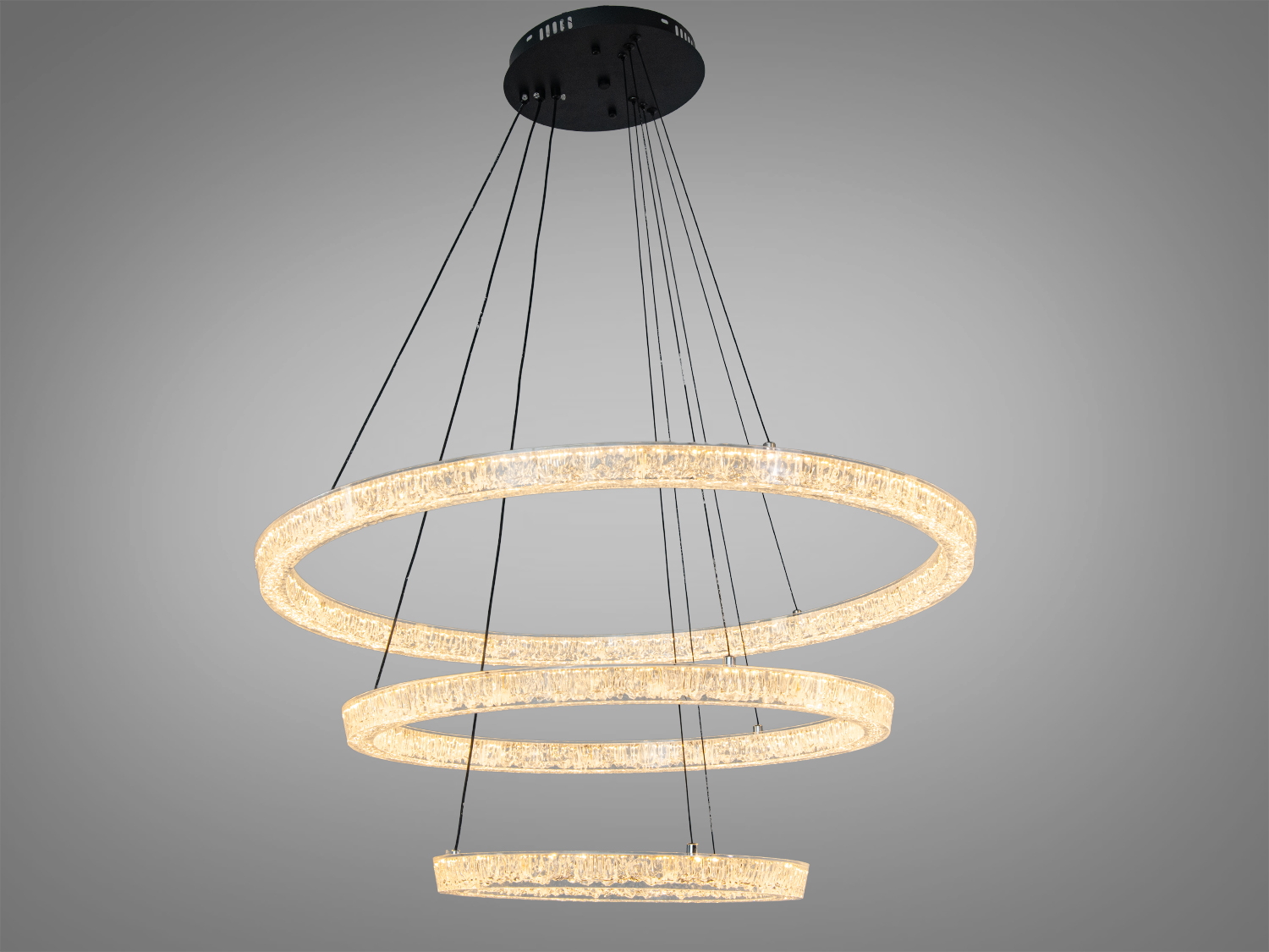 Підвісний світильник з трьома кільцями, що випромінюють тепле жовте світло. Ідеальний вибір для затишних домашніх інтер′єрів.