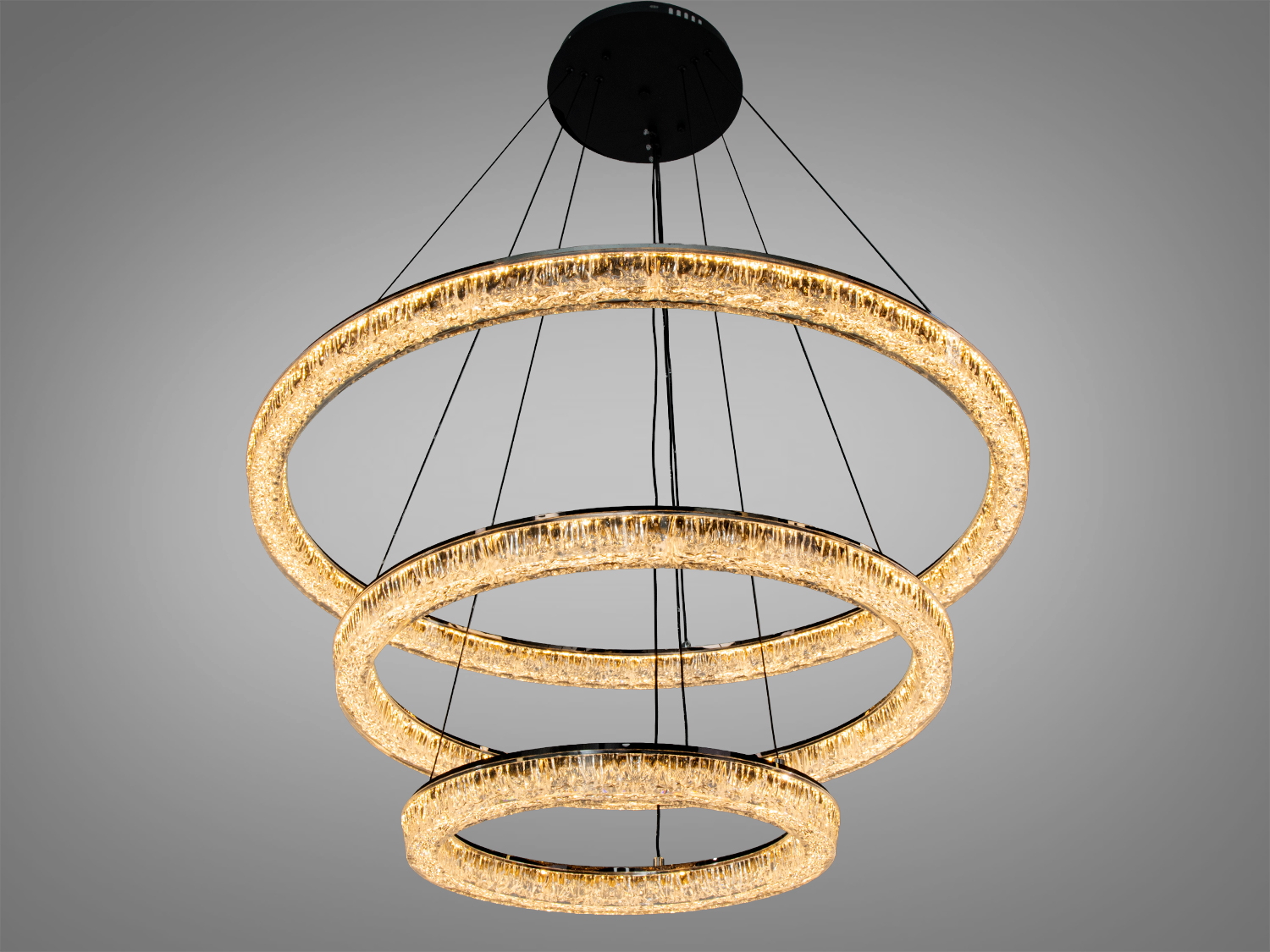 Підвісна люстра з трьома кільцями, тепле освітлення. Кільця різного діаметра, підходить для вітальні або їдальні.