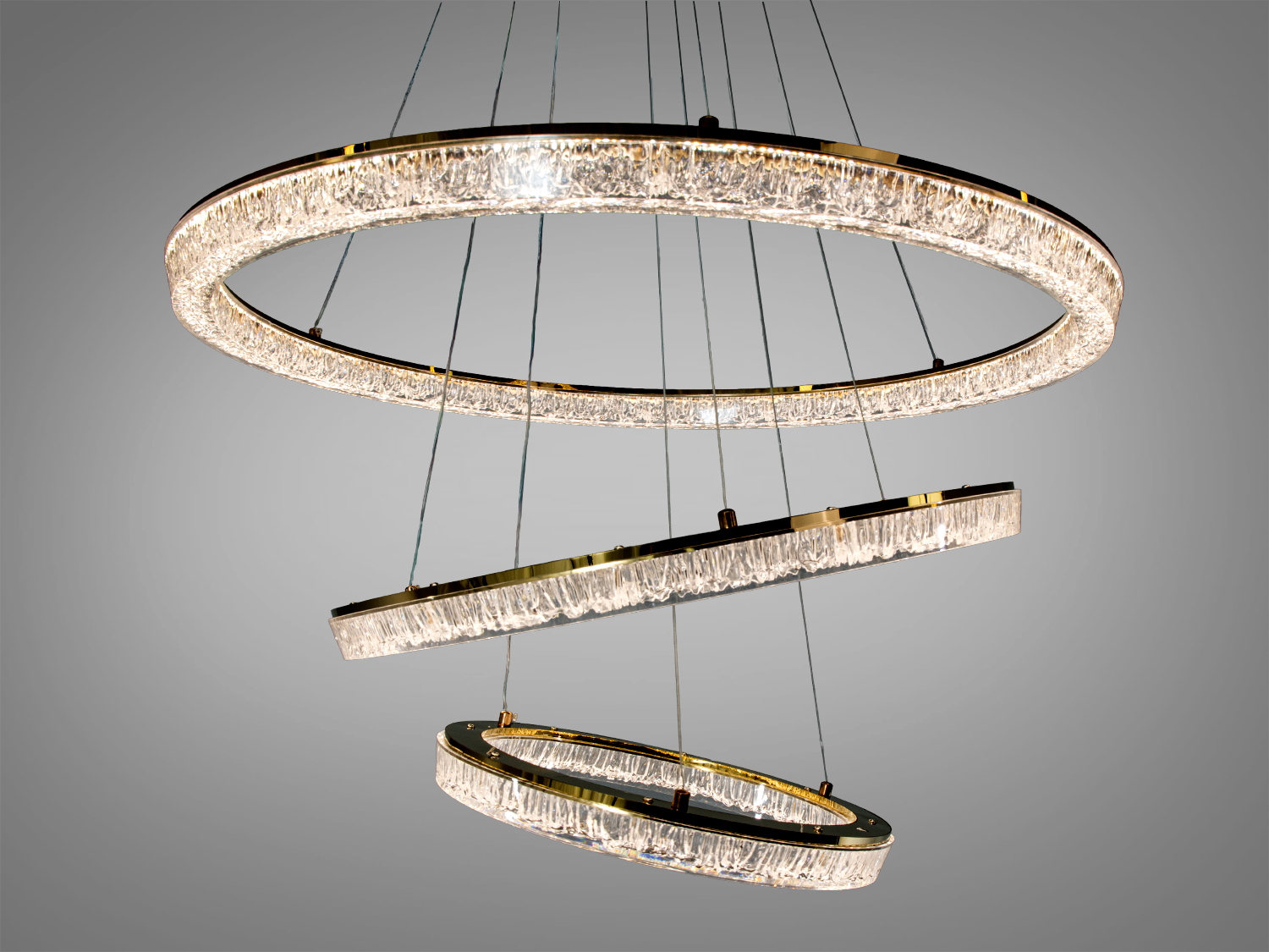 Три кільця люстри з прозорого кришталю, підвішені на тонких тросах, забезпечують рівномірне освітлення.