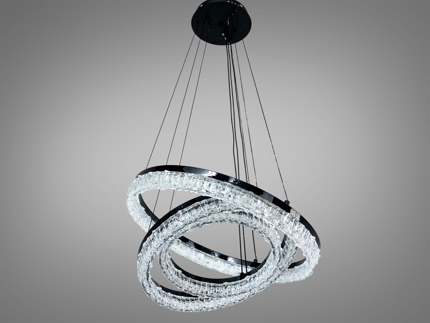 Сучасна підвісна люстра з трьома кільцями, виготовлена з прозорого кришталю, ідеальна для вітальні. Монтується до стелі.